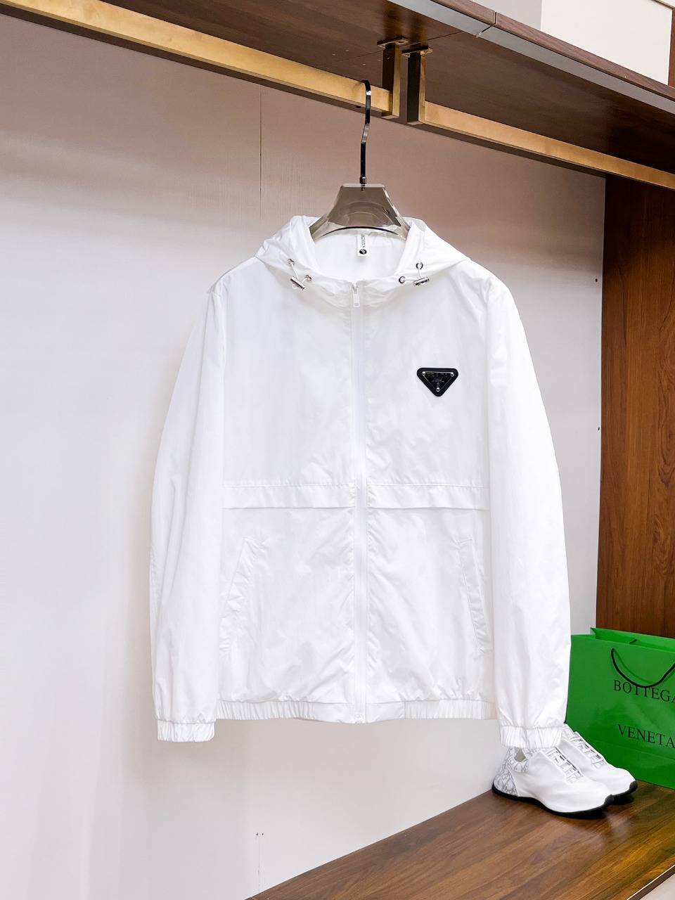 NO:612129,Prada's 2025 new autumn jacket, the new product on the show is in perfect condition, comfortable and warm to wear on both sides, complete with three labels, full and attractive color, very outstanding design, easily enhances the fashion sense, extremely elegant and rigorous workmanship, neat and meticulous wiring!  A masterpiece from a famous designer!  The upper body does not look bloated and is super handsome!  Available sizes M ~ XXXL,,prada,jackets & coats,jackets & coats,alexander wang19860909普拉达 2025秋季新款夹克外套,秀场新品品相非常完美,双面穿舒适保暖,三标齐全色泽饱满诱人,非常出彩的设计,轻松将时髦感进阶,做工极为考究严谨,走线工整细致！大牌设计师巨作！上身不显臃肿、超级帅气！现货码数M ～ XXXL,,prada,jackets & coats,jackets & coats,alexander wang,Men's clothing