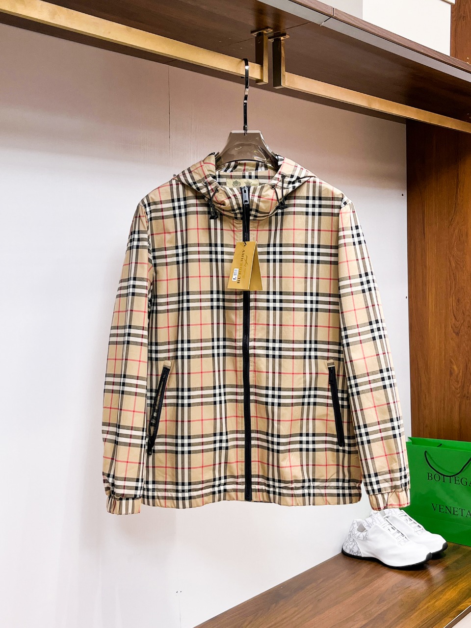 NO:612134,Burberry's 2025 new autumn jacket, the new product on the show is in perfect condition, comfortable and warm to wear on both sides, complete with three labels, full and attractive color, very outstanding design, easily upgrades the fashion sense, extremely elegant and rigorous workmanship, neat and meticulous wiring!  A masterpiece from a famous designer!  The upper body does not look bloated and is super handsome!  Available size M ~ XXXL,,burberry,jackets & coats,jackets & coats,alexander wang19860909巴宝莉 2025秋季新款夹克外套,秀场新品品相非常完美,双面穿舒适保暖,三标齐全色泽饱满诱人,非常出彩的设计,轻松将时髦感进阶,做工极为考究严谨,走线工整细致！大牌设计师巨作！上身不显臃肿、超级帅气！现货码数M ～ XXXL,,burberry,jackets & coats,jackets & coats,alexander wang,Men's clothing