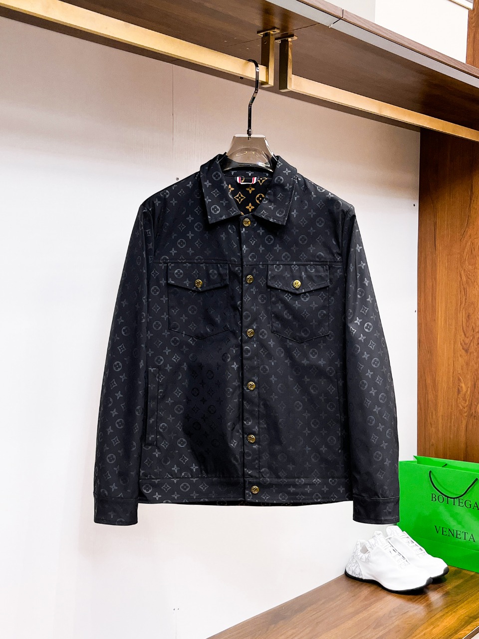 NO:612138,LV 2025 new autumn jacket, the new product on the show is in perfect condition, comfortable and warm to wear on both sides, complete with three labels, full and attractive color, very outstanding design, easily upgrades the fashion sense, extremely elegant and rigorous workmanship, neat and meticulous wiring!  A masterpiece from a famous designer!  The upper body does not look bloated and is super handsome!  Available sizes M ~ XXXL,,louis vuitton,jackets & coats,jackets & coats,alexander wang19860909Lv 2025秋季新款夹克外套,秀场新品品相非常完美,双面穿舒适保暖,三标齐全色泽饱满诱人,非常出彩的设计,轻松将时髦感进阶,做工极为考究严谨,走线工整细致！大牌设计师巨作！上身不显臃肿、超级帅气！现货码数M ～ XXXL,,louis vuitton,jackets & coats,jackets & coats,alexander wang,Men's clothing