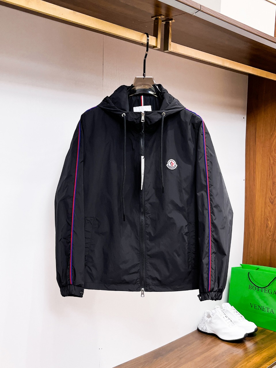 NO:612144,Mengkou 2025 new autumn jacket, the new product on the show is in perfect condition. It is comfortable and warm to wear on both sides. It has three colors and is full and attractive. It has a very outstanding design, which can easily enhance the sense of fashion. The workmanship is extremely sophisticated and rigorous, and the wiring is neat and meticulous!  A masterpiece from a famous designer!  The upper body does not look bloated and is super handsome!  Available sizes M ~ XXXL,,Moncler,jackets & coats,jackets & coats,alexander wang19860909蒙口 2025秋季新款夹克外套,秀场新品品相非常完美,双面穿舒适保暖,三标齐全色泽饱满诱人,非常出彩的设计,轻松将时髦感进阶,做工极为考究严谨,走线工整细致！大牌设计师巨作！上身不显臃肿、超级帅气！现货码数M ～ XXXL,,Moncler,jackets & coats,jackets & coats,alexander wang,Men's clothing