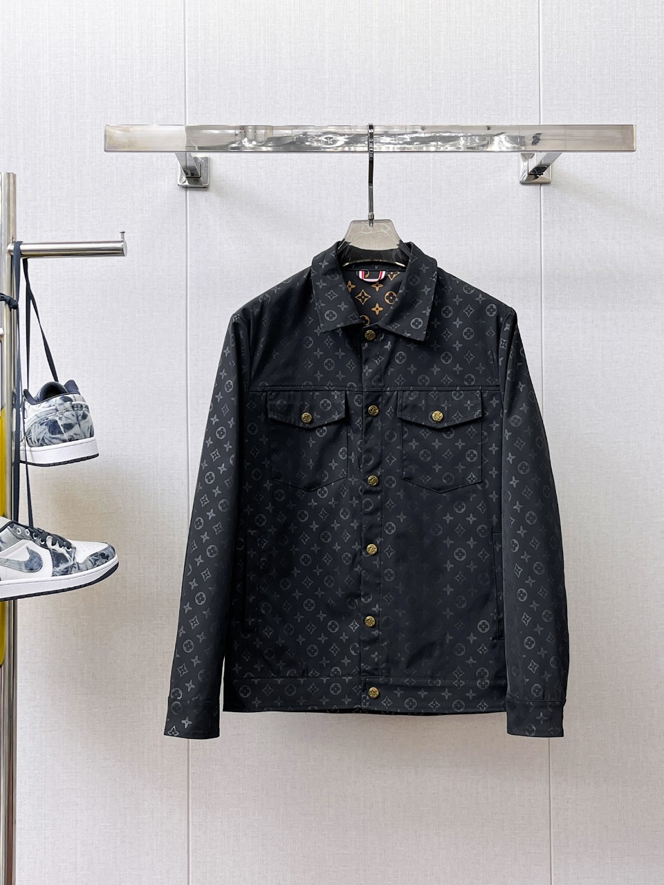 NO:566332,LV 2025 new autumn jacket, the new product on the show is in perfect condition, comfortable and warm, complete with three labels, full and attractive colors, very outstanding design, easily upgrades the fashion sense, extremely sophisticated and rigorous workmanship, neat and meticulous wiring!  A masterpiece from a famous designer!  The upper body does not look bloated and is super handsome!  Available sizes M ~ XXXL,,louis vuitton,jackets & coats,jackets & coats,alexander wang19860909LV 2025秋季新款夹克外套,秀场新品品相非常完美,舒适保暖,三标齐全色泽饱满诱人,非常出彩的设计,轻松将时髦感进阶,做工极为考究严谨,走线工整细致！大牌设计师巨作！上身不显臃肿、超级帅气！现货码数M ～ XXXL,,louis vuitton,jackets & coats,jackets & coats,alexander wang,Men's clothing