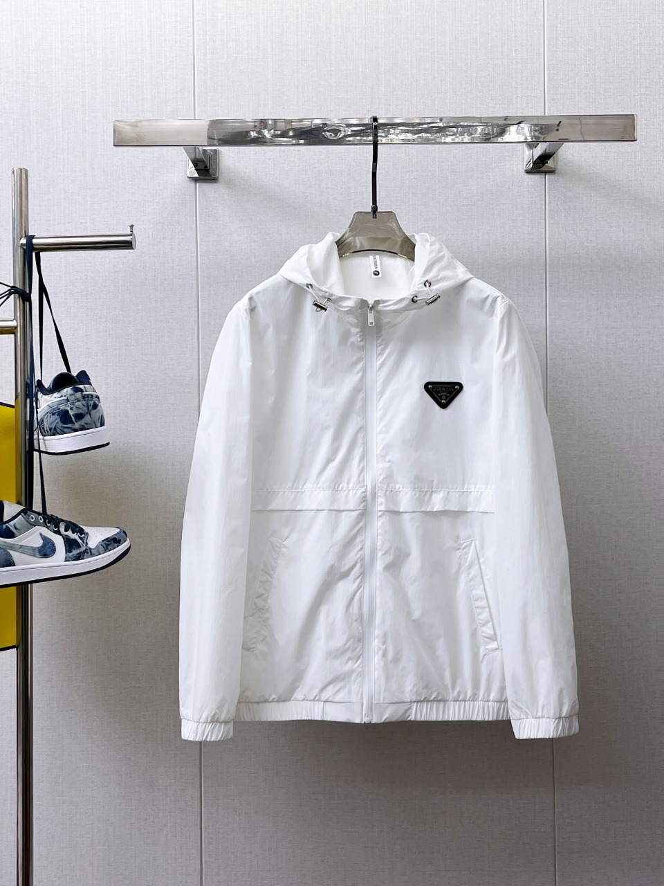 NO:566338,Prada 2025 new autumn jacket, the new product on the show is in perfect condition, comfortable and warm, complete with three colors, full and attractive color, very outstanding design, easily upgrades the fashion sense, extremely elegant and rigorous workmanship, neat and meticulous wiring!  A masterpiece from a famous designer!  The upper body does not look bloated and is super handsome!  Available sizes M ~ XXXL,,prada,jackets & coats,jackets & coats,alexander wang19860909普拉达 2025秋季新款夹克外套,秀场新品品相非常完美,舒适保暖,三标齐全色泽饱满诱人,非常出彩的设计,轻松将时髦感进阶,做工极为考究严谨,走线工整细致！大牌设计师巨作！上身不显臃肿、超级帅气！现货码数M ～ XXXL,,prada,jackets & coats,jackets & coats,alexander wang,Men's clothing