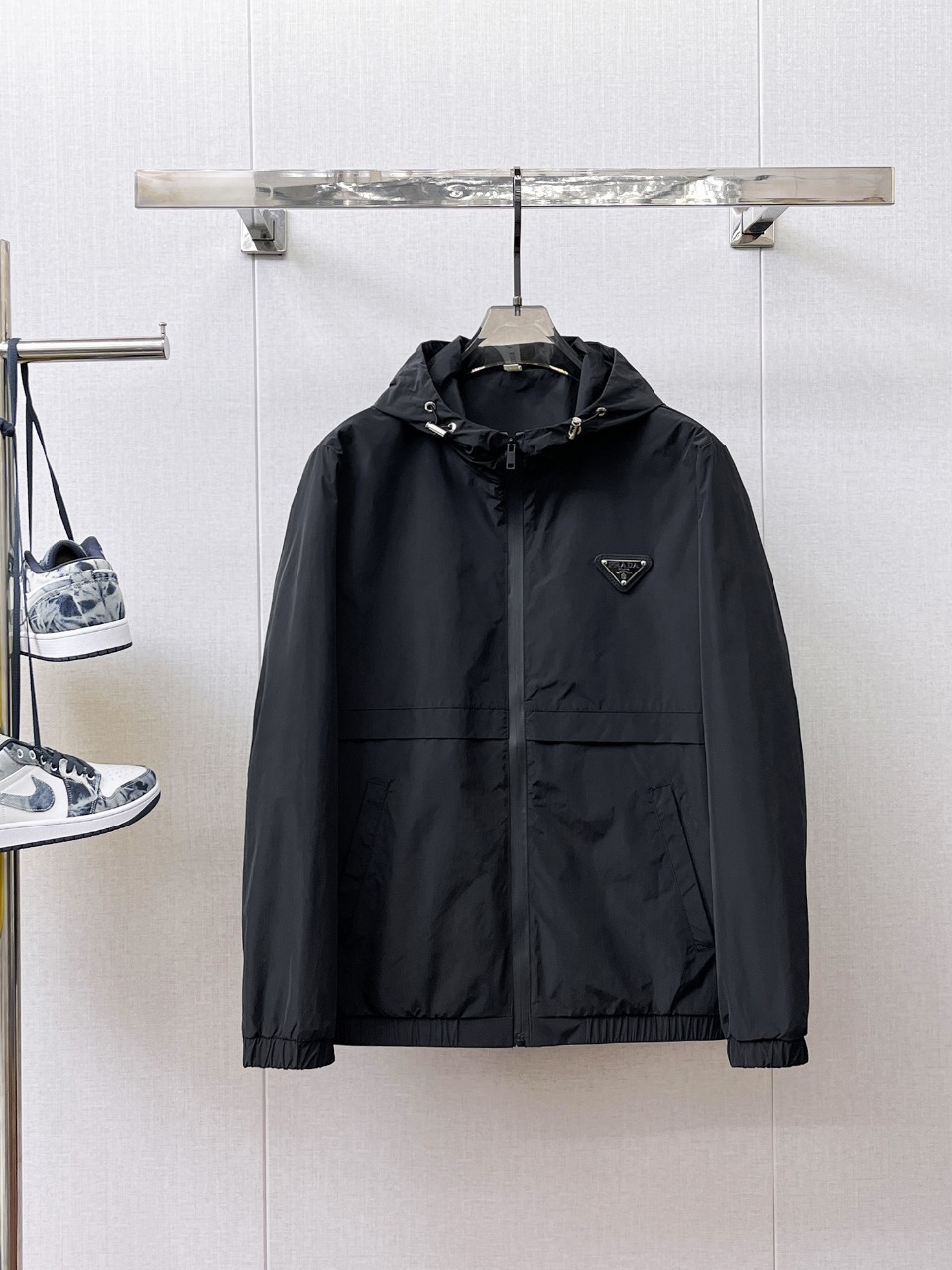 NO:566306,Prada 2025 new autumn jacket, the new product on the show is in perfect condition, comfortable and warm, complete with three colors, full and attractive color, very outstanding design, easily upgrades the fashion sense, extremely elegant and rigorous workmanship, neat and meticulous wiring!  A masterpiece from a famous designer!  The upper body does not look bloated and is super handsome!  Available sizes M ~ XXXL,,prada,jackets & coats,jackets & coats,alexander wang19860909普拉达 2025秋季新款夹克外套,秀场新品品相非常完美,舒适保暖,三标齐全色泽饱满诱人,非常出彩的设计,轻松将时髦感进阶,做工极为考究严谨,走线工整细致！大牌设计师巨作！上身不显臃肿、超级帅气！现货码数M ～ XXXL,,prada,jackets & coats,jackets & coats,alexander wang,Men's clothing