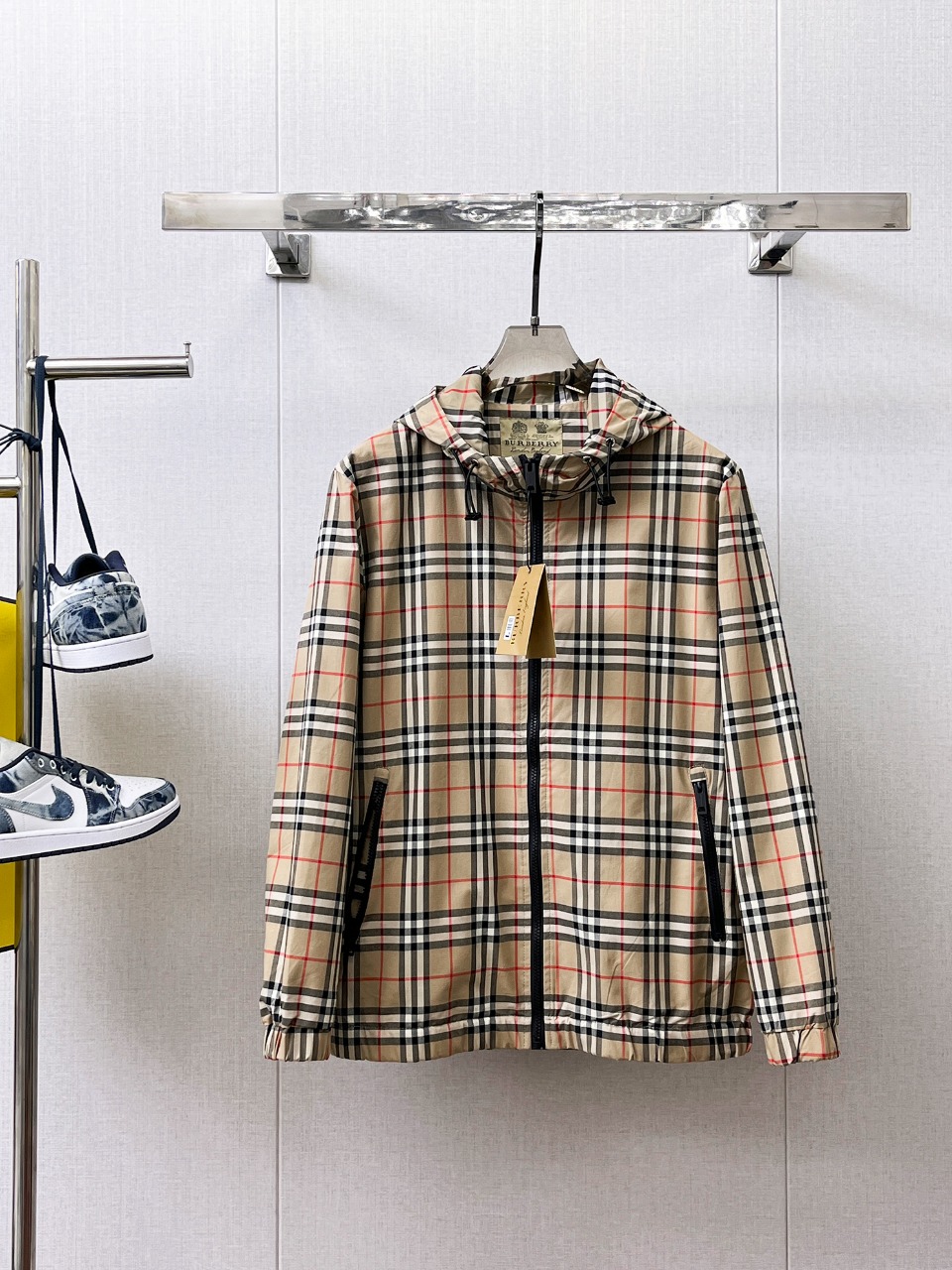 NO:566344,Burberry's 2025 new autumn jacket, the new product on the show is in perfect condition, comfortable and warm, complete with three colors, full and attractive color, very outstanding design, easily upgrades the fashion sense, extremely elegant and rigorous workmanship, neat and meticulous wiring!  A masterpiece from a famous designer!  The upper body does not look bloated and is super handsome!  Available size M ~ XXXL,,burberry,jackets & coats,jackets & coats,alexander wang19860909巴宝莉 2025秋季新款夹克外套,秀场新品品相非常完美,舒适保暖,三标齐全色泽饱满诱人,非常出彩的设计,轻松将时髦感进阶,做工极为考究严谨,走线工整细致！大牌设计师巨作！上身不显臃肿、超级帅气！现货码数M ～ XXXL,,burberry,jackets & coats,jackets & coats,alexander wang,Men's clothing