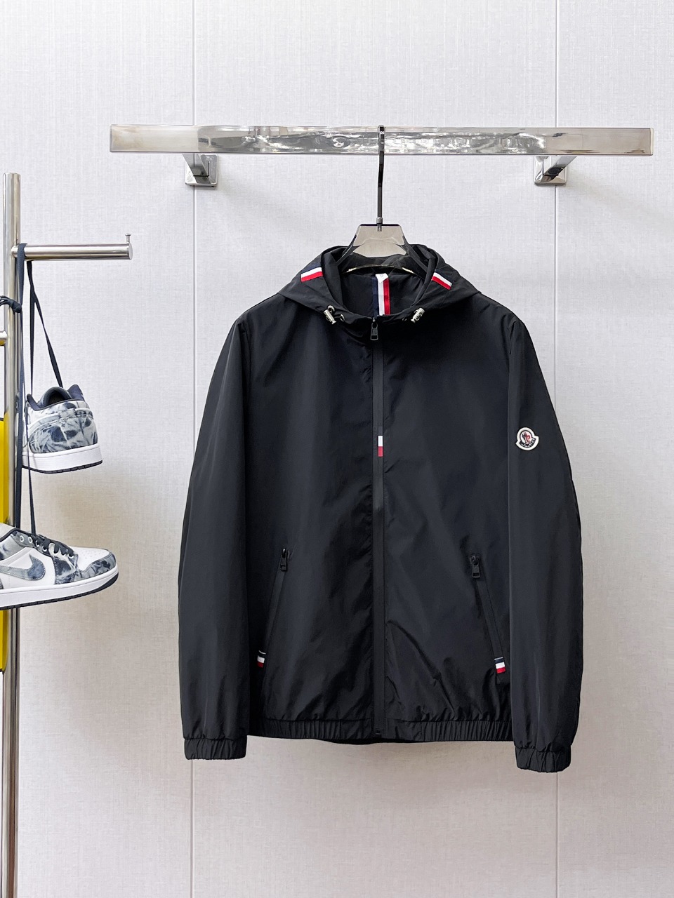 NO:566350,Mengkou 2025 new autumn jacket, the new product on the show is in perfect condition, comfortable and warm, complete with three labels, full and attractive color, very outstanding design, easily upgrades the fashion sense, extremely elegant and rigorous workmanship, neat and meticulous wiring!  A masterpiece from a famous designer!  The upper body does not look bloated and is super handsome!  Available sizes M ~ XXXL,,Moncler,jackets & coats,jackets & coats,alexander wang19860909蒙口2025秋季新款夹克外套,秀场新品品相非常完美,舒适保暖,三标齐全色泽饱满诱人,非常出彩的设计,轻松将时髦感进阶,做工极为考究严谨,走线工整细致！大牌设计师巨作！上身不显臃肿、超级帅气！现货码数M ～ XXXL,,Moncler,jackets & coats,jackets & coats,alexander wang,Men's clothing