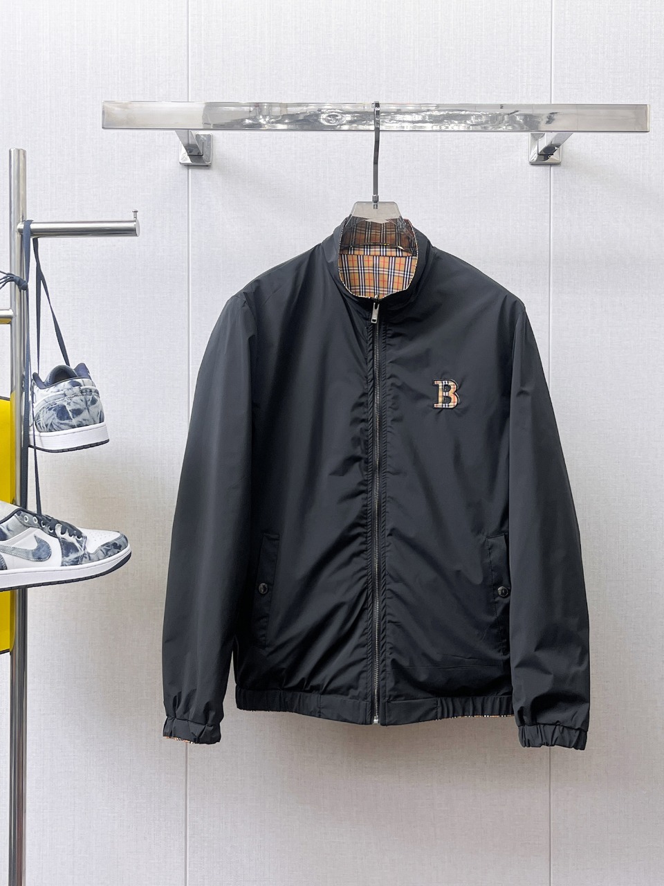 NO:566310,Burberry's 2025 new autumn jacket, the new product on the show is in perfect condition, comfortable and warm, complete with three colors, full and attractive color, very outstanding design, easily upgrades the fashion sense, extremely elegant and rigorous workmanship, neat and meticulous wiring!  A masterpiece from a famous designer!  The upper body does not look bloated and is super handsome!  Available size M ~ XXXL,,burberry,jackets & coats,jackets & coats,alexander wang19860909巴宝莉 2025秋季新款夹克外套,秀场新品品相非常完美,舒适保暖,三标齐全色泽饱满诱人,非常出彩的设计,轻松将时髦感进阶,做工极为考究严谨,走线工整细致！大牌设计师巨作！上身不显臃肿、超级帅气！现货码数M ～ XXXL,,burberry,jackets & coats,jackets & coats,alexander wang,Men's clothing