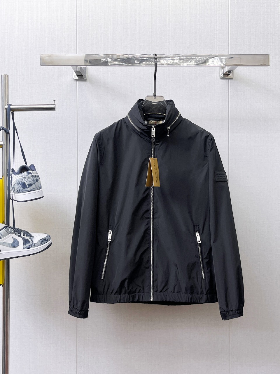 NO:566314,Burberry's 2025 new autumn jacket, the new product on the show is in perfect condition, comfortable and warm, complete with three colors, full and attractive color, very outstanding design, easily upgrades the fashion sense, extremely elegant and rigorous workmanship, neat and meticulous wiring!  A masterpiece from a famous designer!  The upper body does not look bloated and is super handsome!  Available size M ~ XXXL,,burberry,jackets & coats,jackets & coats,alexander wang19860909巴宝莉 2025秋季新款夹克外套,秀场新品品相非常完美,舒适保暖,三标齐全色泽饱满诱人,非常出彩的设计,轻松将时髦感进阶,做工极为考究严谨,走线工整细致！大牌设计师巨作！上身不显臃肿、超级帅气！现货码数M ～ XXXL,,burberry,jackets & coats,jackets & coats,alexander wang,Men's clothing