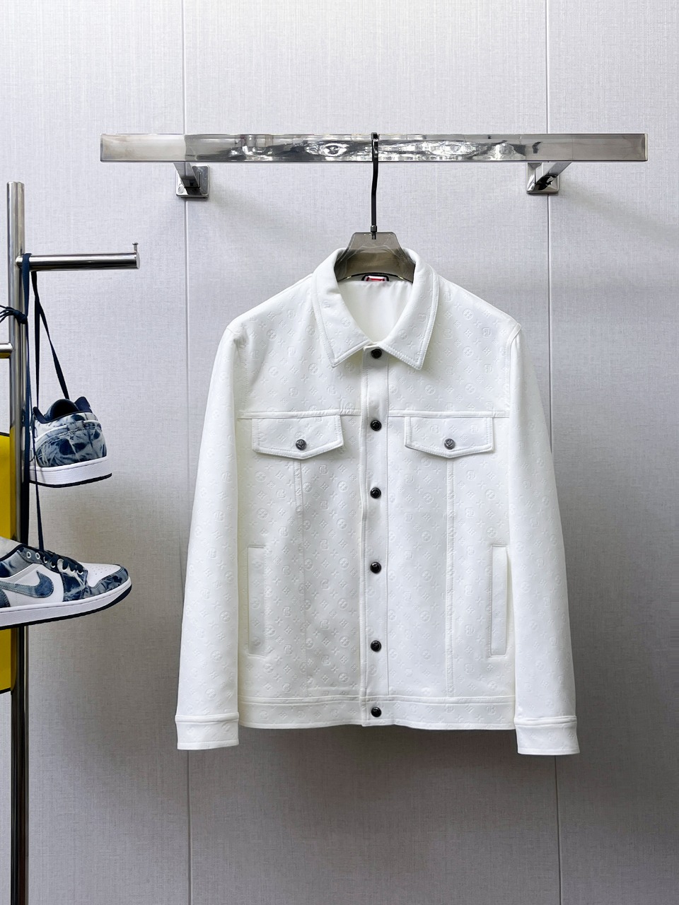 NO:566318,LV 2025 autumn new jacket, the new product on the show is in perfect condition, comfortable and warm, complete with three labels, full and attractive color, very outstanding design, easily upgrades the fashion sense, extremely sophisticated workmanship, neat and meticulous wiring!  A masterpiece from a famous designer!  The upper body does not look bloated and is super handsome!  Available sizes M ~ XXXL,,louis vuitton,jackets & coats,jackets & coats,alexander wang19860909Lv 2025秋季新款夹克外套,秀场新品品相非常完美,舒适保暖,三标齐全色泽饱满诱人,非常出彩的设计,轻松将时髦感进阶,做工极为考究严谨,走线工整细致！大牌设计师巨作！上身不显臃肿、超级帅气！现货码数M ～ XXXL,,louis vuitton,jackets & coats,jackets & coats,alexander wang,Men's clothing