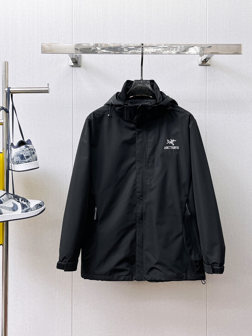 NO:566322,Arc'teryx 2025 new autumn jacket, the new product on the show is in perfect condition, comfortable and warm, complete with three colors, full and attractive color, very outstanding design, easily upgrades the fashion sense, extremely elegant and rigorous workmanship, neat and meticulous wiring!  A masterpiece from a famous designer!  The upper body does not look bloated and is super handsome!  Available size M ~ XXXL,arc'teryx,jackets & coats,jackets & coats,alexander wang19860909始祖鸟 2025秋季新款夹克外套,秀场新品品相非常完美,舒适保暖,三标齐全色泽饱满诱人,非常出彩的设计,轻松将时髦感进阶,做工极为考究严谨,走线工整细致！大牌设计师巨作！上身不显臃肿、超级帅气！现货码数M ～ XXXL,arc'teryx,jackets & coats,jackets & coats,alexander wang,Men's clothing