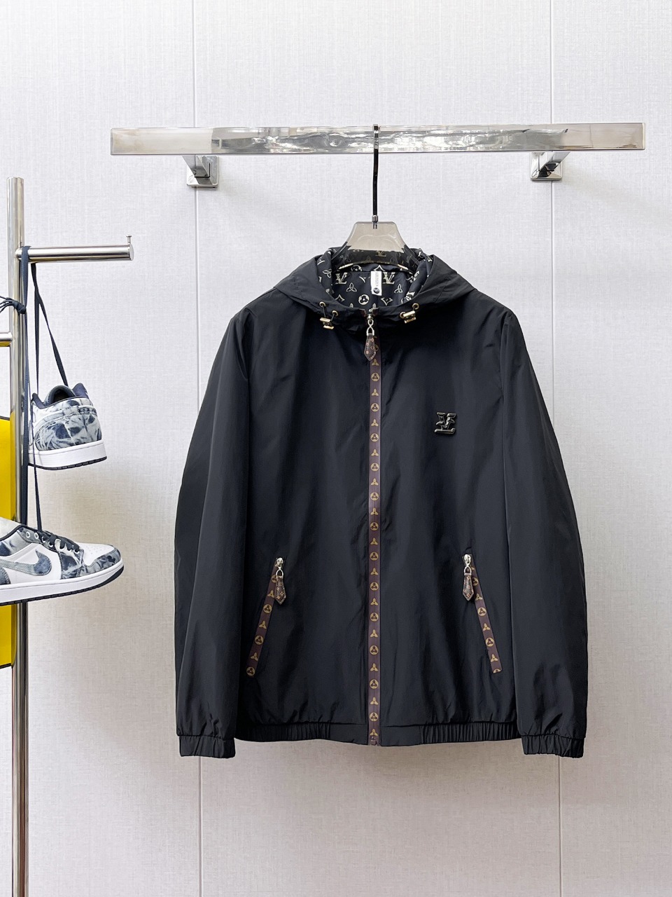 NO:566328,LV 2025 autumn new jacket, the new product on the show is in perfect condition, comfortable and warm, complete with three labels, full and attractive color, very outstanding design, easily upgrades the fashion sense, extremely sophisticated workmanship, neat and meticulous wiring!  A masterpiece from a famous designer!  The upper body does not look bloated and is super handsome!  Available sizes M ~ XXXL,,louis vuitton,jackets & coats,jackets & coats,alexander wang19860909Lv 2025秋季新款夹克外套,秀场新品品相非常完美,舒适保暖,三标齐全色泽饱满诱人,非常出彩的设计,轻松将时髦感进阶,做工极为考究严谨,走线工整细致！大牌设计师巨作！上身不显臃肿、超级帅气！现货码数M ～ XXXL,,louis vuitton,jackets & coats,jackets & coats,alexander wang,Men's clothing