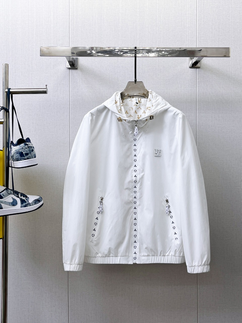 NO:566305,LV 2025 autumn new jacket, the new product on the show is in perfect condition, comfortable and warm, complete with three labels, full and attractive color, very outstanding design, easily upgrades the fashion sense, extremely sophisticated workmanship, neat and meticulous wiring!  A masterpiece from a famous designer!  The upper body does not look bloated and is super handsome!  Available sizes M ~ XXXL,,louis vuitton,jackets & coats,jackets & coats,alexander wang19860909Lv 2025秋季新款夹克外套,秀场新品品相非常完美,舒适保暖,三标齐全色泽饱满诱人,非常出彩的设计,轻松将时髦感进阶,做工极为考究严谨,走线工整细致！大牌设计师巨作！上身不显臃肿、超级帅气！现货码数M ～ XXXL,,louis vuitton,jackets & coats,jackets & coats,alexander wang,Men's clothing