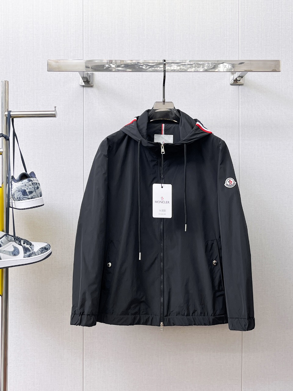 NO:566309,Mengkou 2025 new autumn jacket, the new product on the show is in perfect condition, comfortable and warm, complete with three labels, full and attractive color, very outstanding design, easily upgrades the fashion sense, extremely elegant and rigorous workmanship, neat and meticulous wiring!  A masterpiece from a famous designer!  The upper body does not look bloated and is super handsome!  Available sizes M ~ XXXL,,Moncler,jackets & coats,jackets & coats,alexander wang19860909蒙口 2025秋季新款夹克外套,秀场新品品相非常完美,舒适保暖,三标齐全色泽饱满诱人,非常出彩的设计,轻松将时髦感进阶,做工极为考究严谨,走线工整细致！大牌设计师巨作！上身不显臃肿、超级帅气！现货码数M ～ XXXL,,Moncler,jackets & coats,jackets & coats,alexander wang,Men's clothing