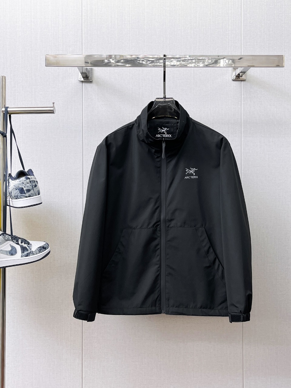 NO:566326,Arc'teryx 2025 new autumn jacket, the new product on the show is in perfect condition, comfortable and warm, complete with three colors, full and attractive color, very outstanding design, easily upgrades the fashion sense, extremely elegant and rigorous workmanship, neat and meticulous wiring!  A masterpiece from a famous designer!  The upper body does not look bloated and is super handsome!  Available size M ~ XXXL,arc'teryx,jackets & coats,jackets & coats,alexander wang19860909始祖鸟 2025秋季新款夹克外套,秀场新品品相非常完美,舒适保暖,三标齐全色泽饱满诱人,非常出彩的设计,轻松将时髦感进阶,做工极为考究严谨,走线工整细致！大牌设计师巨作！上身不显臃肿、超级帅气！现货码数M ～ XXXL,arc'teryx,jackets & coats,jackets & coats,alexander wang,Men's clothing