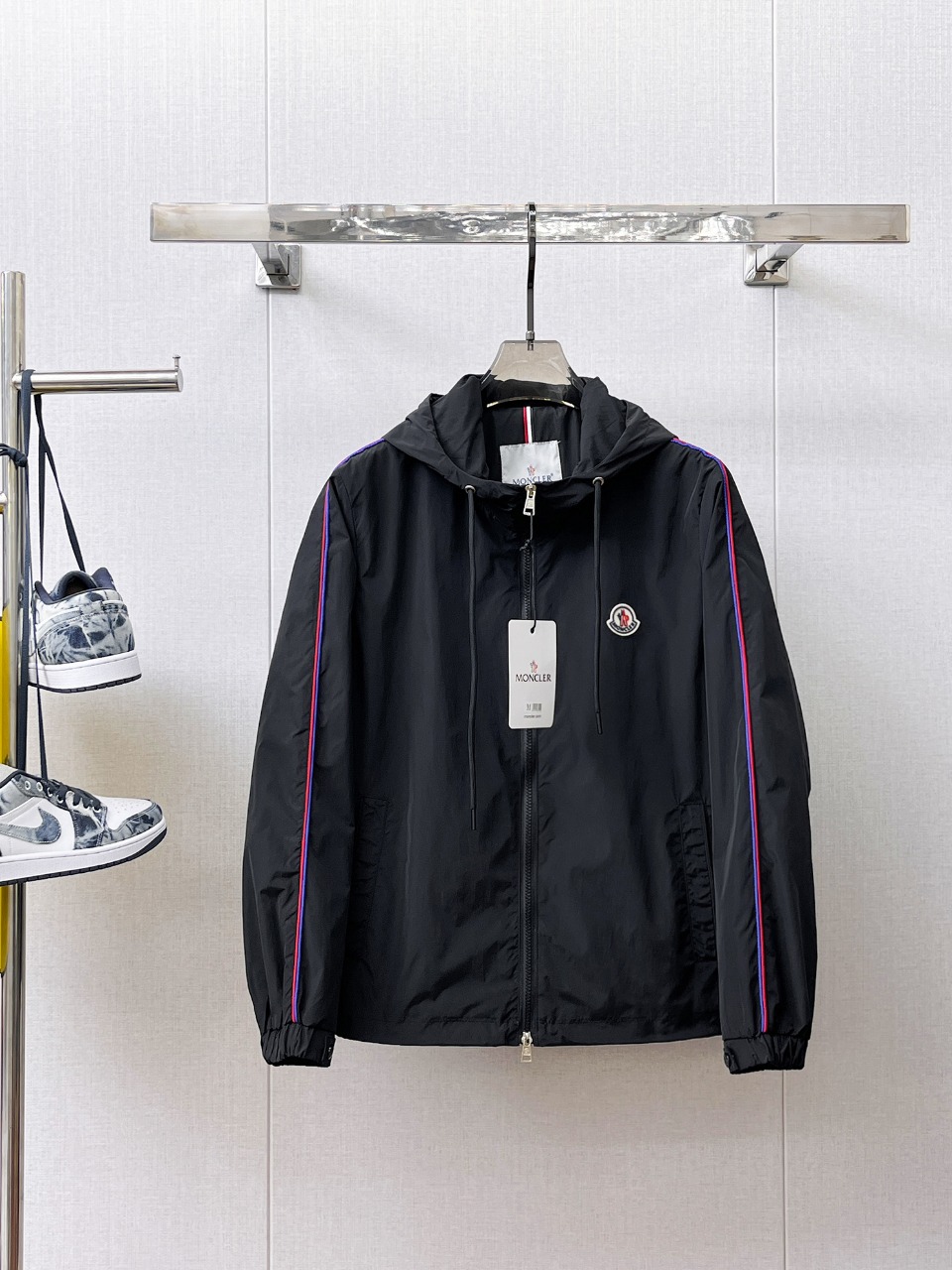 NO:566321,Mengkou 2025 new autumn jacket, the new product on the show is in perfect condition, comfortable and warm, complete with three labels, full and attractive color, very outstanding design, easily upgrades the fashion sense, extremely elegant and rigorous workmanship, neat and meticulous wiring!  A masterpiece from a famous designer!  The upper body does not look bloated and is super handsome!  Available sizes M ~ XXXL,,Moncler,jackets & coats,jackets & coats,alexander wang19860909蒙口 2025秋季新款夹克外套,秀场新品品相非常完美,舒适保暖,三标齐全色泽饱满诱人,非常出彩的设计,轻松将时髦感进阶,做工极为考究严谨,走线工整细致！大牌设计师巨作！上身不显臃肿、超级帅气！现货码数M ～ XXXL,,Moncler,jackets & coats,jackets & coats,alexander wang,Men's clothing