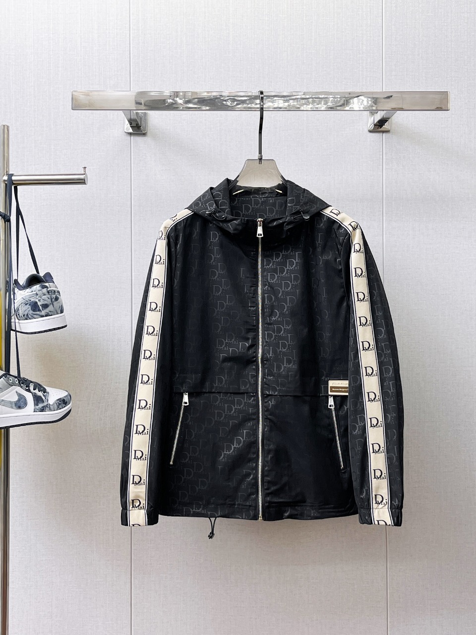 NO:566317,Dior's 2025 new autumn jacket, the new product on the show is in perfect condition, comfortable and warm, complete with three labels, full and attractive colors, very outstanding design, easily upgrades the fashion sense, extremely elegant and rigorous workmanship, neat and meticulous wiring!  A masterpiece from a famous designer!  The upper body does not look bloated and is super handsome!  Available sizes M ~ XXXL,,dior,jackets & coats,jackets & coats,alexander wang19860909迪奥 2025秋季新款夹克外套,秀场新品品相非常完美,舒适保暖,三标齐全色泽饱满诱人,非常出彩的设计,轻松将时髦感进阶,做工极为考究严谨,走线工整细致！大牌设计师巨作！上身不显臃肿、超级帅气！现货码数M ～ XXXL,,dior,jackets & coats,jackets & coats,alexander wang,Men's clothing