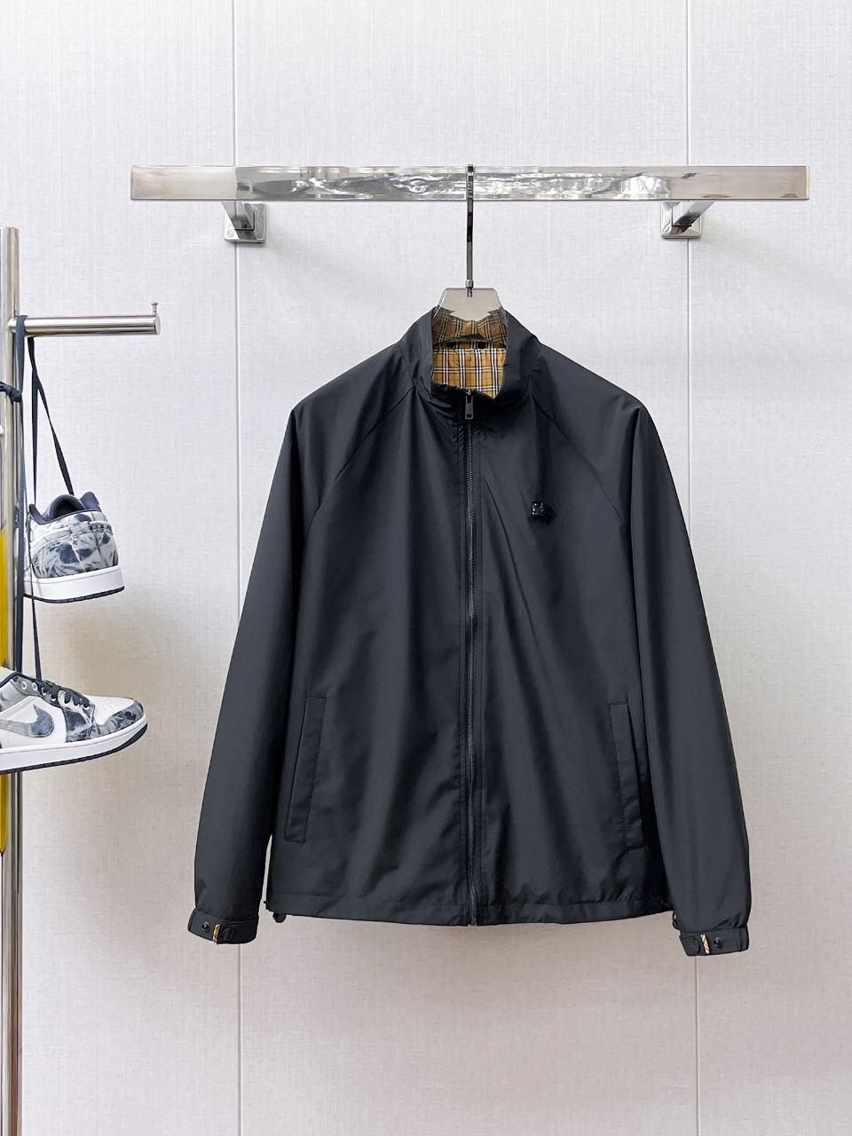 NO:566313,Burberry's 2025 new autumn jacket, the new product on the show is in perfect condition, comfortable and warm, complete with three colors, full and attractive color, very outstanding design, easily upgrades the fashion sense, extremely elegant and rigorous workmanship, neat and meticulous wiring!  A masterpiece from a famous designer!  The upper body does not look bloated and is super handsome!  Available size M ~ XXXL,,burberry,jackets & coats,jackets & coats,alexander wang19860909巴宝莉 2025秋季新款夹克外套,秀场新品品相非常完美,舒适保暖,三标齐全色泽饱满诱人,非常出彩的设计,轻松将时髦感进阶,做工极为考究严谨,走线工整细致！大牌设计师巨作！上身不显臃肿、超级帅气！现货码数M ～ XXXL,,burberry,jackets & coats,jackets & coats,alexander wang,Men's clothing