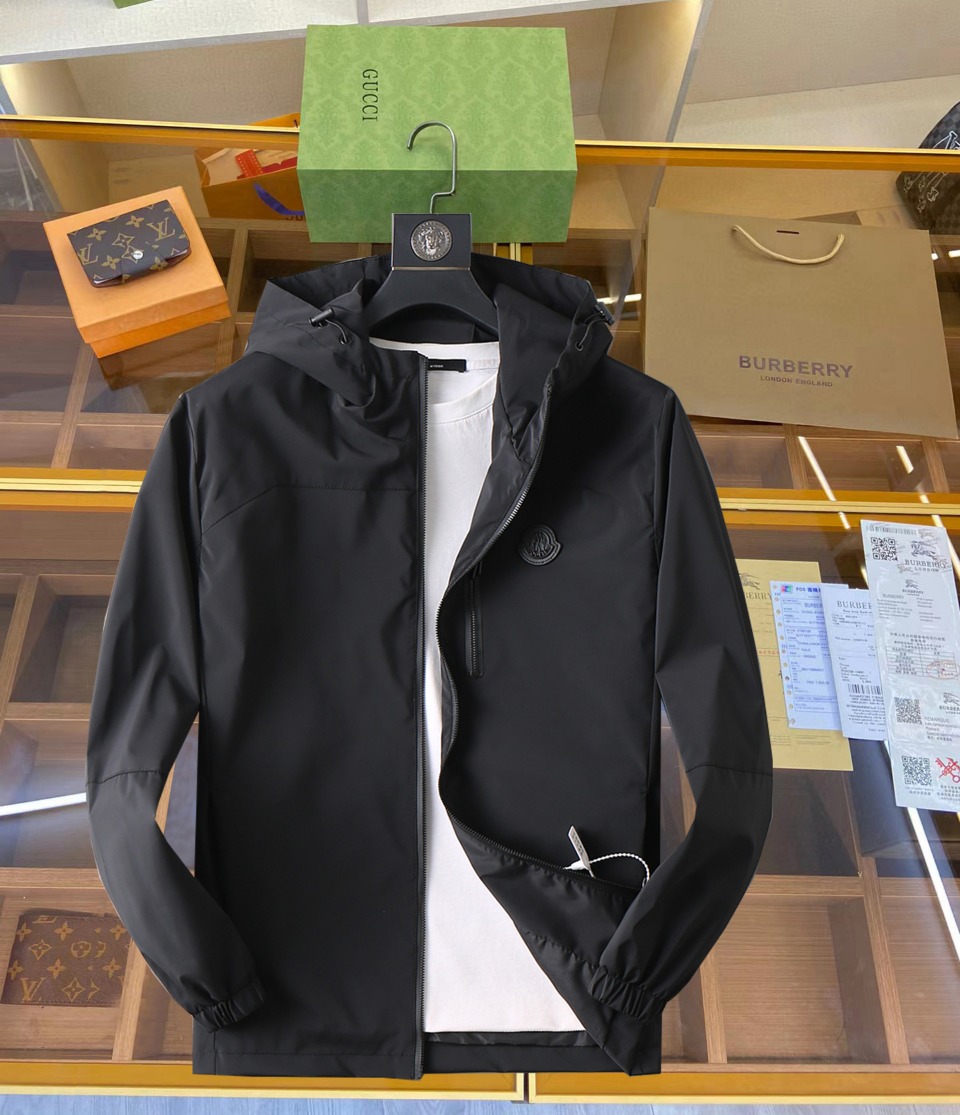 NO:519395,The new 2025 spring jacket, the new product on the show is perfect, comfortable and warm, the three-standard complete colors and full and attractive, and the very outstanding design easily advances the sense of fashion. The workmanship is extremely exquisite and rigorous, and the wiring is neat and meticulous!  A masterpiece of a big-name designer!  The upper body doesn't look bloated and super handsome!  Spot code M ~ XXXL,,Moncler,jackets & coats,jackets & coats,alexander wang19860909蒙口 2025春季新款夹克外套,秀场新品品相非常完美,舒适保暖,三标齐全色泽饱满诱人,非常出彩的设计,轻松将时髦感进阶,做工极为考究严谨,走线工整细致！大牌设计师巨作！上身不显臃肿、超级帅气！现货码数M ～ XXXL,,Moncler,jackets & coats,jackets & coats,alexander wang,Men's clothing