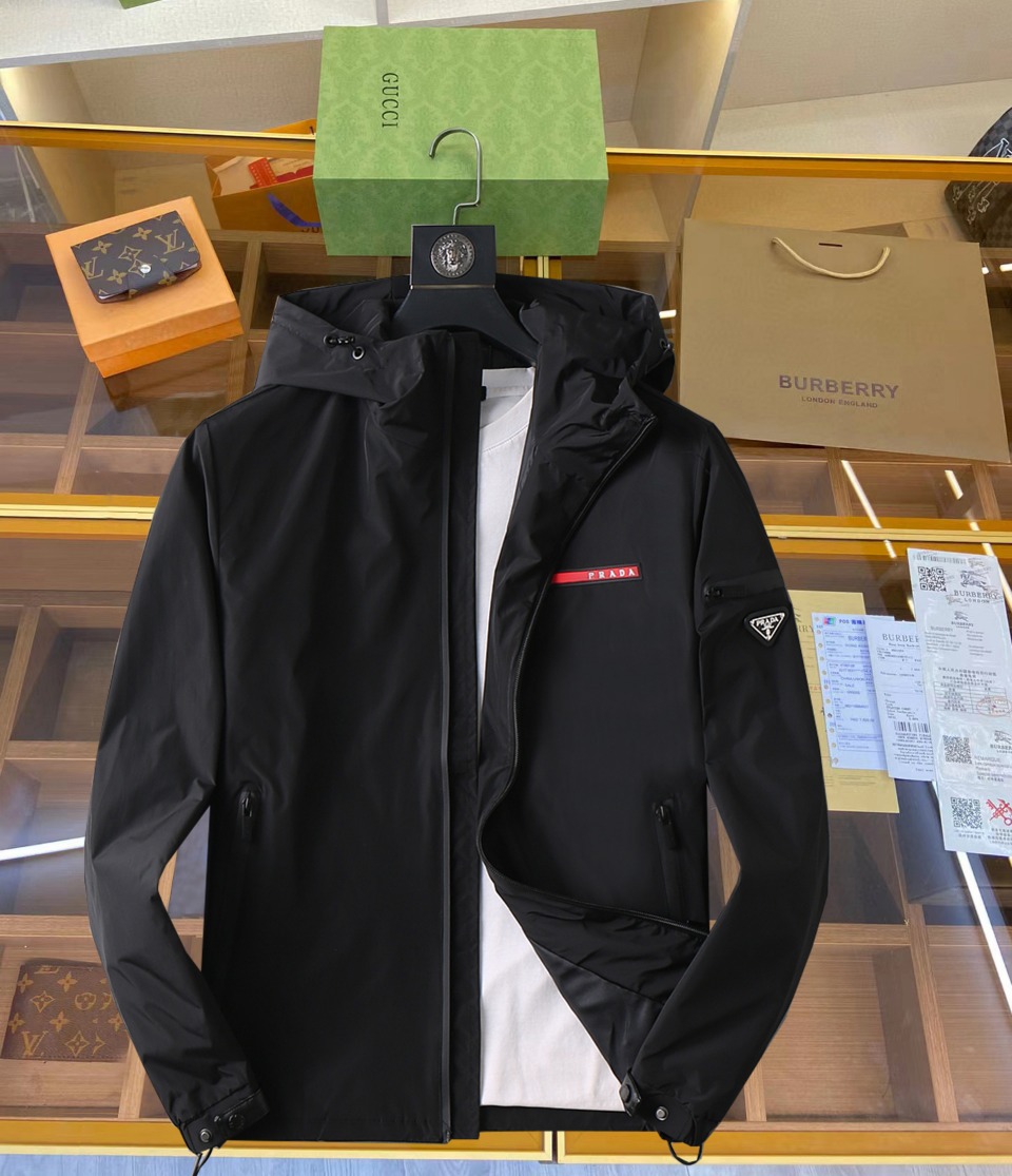 NO:519401,Prada's new spring jacket 2025, the new product on the show is perfect, comfortable and warm, the three-standard complete colors and full and attractive, and the very outstanding design easily advances the sense of fashion. The workmanship is extremely exquisite and rigorous, and the wiring is neat and meticulous!  A masterpiece of a big-name designer!  The upper body doesn't look bloated and super handsome!  Spot code M ~ XXXL,,prada,jackets & coats,jackets & coats,alexander wang19860909普拉达 2025春季新款夹克外套,秀场新品品相非常完美,舒适保暖,三标齐全色泽饱满诱人,非常出彩的设计,轻松将时髦感进阶,做工极为考究严谨,走线工整细致！大牌设计师巨作！上身不显臃肿、超级帅气！现货码数M ～ XXXL,,prada,jackets & coats,jackets & coats,alexander wang,Men's clothing