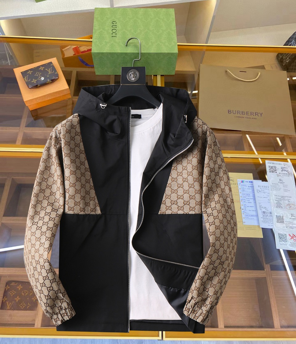 NO:519406,Gucci's new spring jacket 2025, the new product on the show is perfect, comfortable and warm, the three standards have a complete color and full and attractive color, and the very outstanding design easily advances the sense of fashion, the workmanship is extremely exquisite and rigorous, and the wiring is neat and meticulous!  A masterpiece of a big-name designer!  The upper body doesn't look bloated and super handsome!  Spot code M ~ XXXL,,gucci,jackets & coats,jackets & coats,alexander wang19860909古驰 2025春季新款夹克外套,秀场新品品相非常完美,舒适保暖,三标齐全色泽饱满诱人,非常出彩的设计,轻松将时髦感进阶,做工极为考究严谨,走线工整细致！大牌设计师巨作！上身不显臃肿、超级帅气！现货码数M ～ XXXL,,gucci,jackets & coats,jackets & coats,alexander wang,Men's clothing