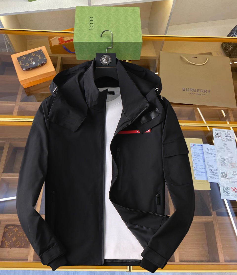 NO:519409,Prada's new spring jacket 2025, the new product on the show is perfect, comfortable and warm, the three-standard complete colors and full and attractive, and the very outstanding design easily advances the sense of fashion. The workmanship is extremely exquisite and rigorous, and the wiring is neat and meticulous!  A masterpiece of a big-name designer!  The upper body doesn't look bloated and super handsome!  Spot code M ~ XXXL,,prada,jackets & coats,jackets & coats,alexander wang19860909普拉达 2025春季新款夹克外套,秀场新品品相非常完美,舒适保暖,三标齐全色泽饱满诱人,非常出彩的设计,轻松将时髦感进阶,做工极为考究严谨,走线工整细致！大牌设计师巨作！上身不显臃肿、超级帅气！现货码数M ～ XXXL,,prada,jackets & coats,jackets & coats,alexander wang,Men's clothing