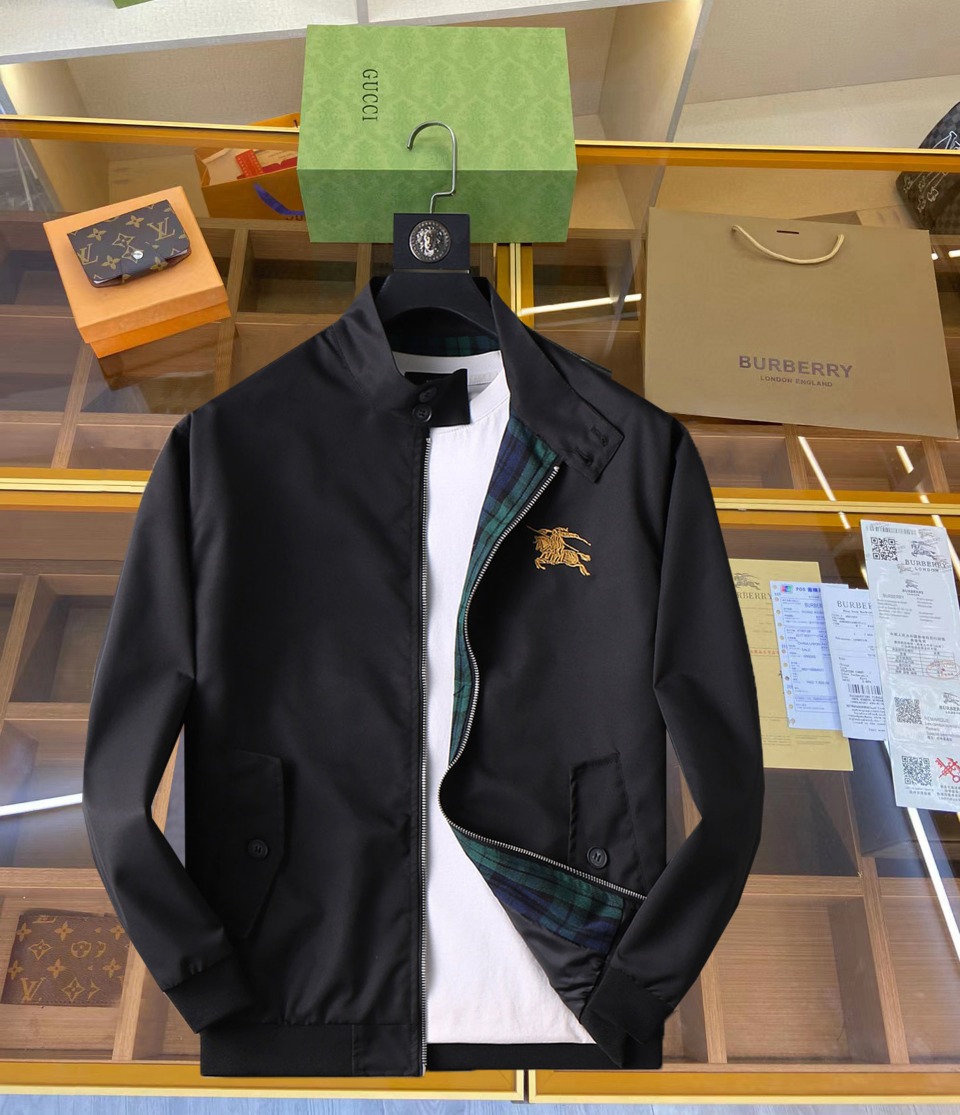 NO:519412,Burberry's new spring jacket for 2025, the new product on the show is perfect, comfortable and warm, the three-standard complete colors and full and attractive, and the very outstanding design easily advances the sense of fashion. The workmanship is extremely exquisite and rigorous, and the wiring is neat and meticulous!  A masterpiece of a big-name designer!  The upper body doesn't look bloated and super handsome!  Spot code M ~ XXXL,,burberry,jackets & coats,jackets & coats,alexander wang19860909巴宝莉 2025春季新款夹克外套,秀场新品品相非常完美,舒适保暖,三标齐全色泽饱满诱人,非常出彩的设计,轻松将时髦感进阶,做工极为考究严谨,走线工整细致！大牌设计师巨作！上身不显臃肿、超级帅气！现货码数M ～ XXXL,,burberry,jackets & coats,jackets & coats,alexander wang,Men's clothing