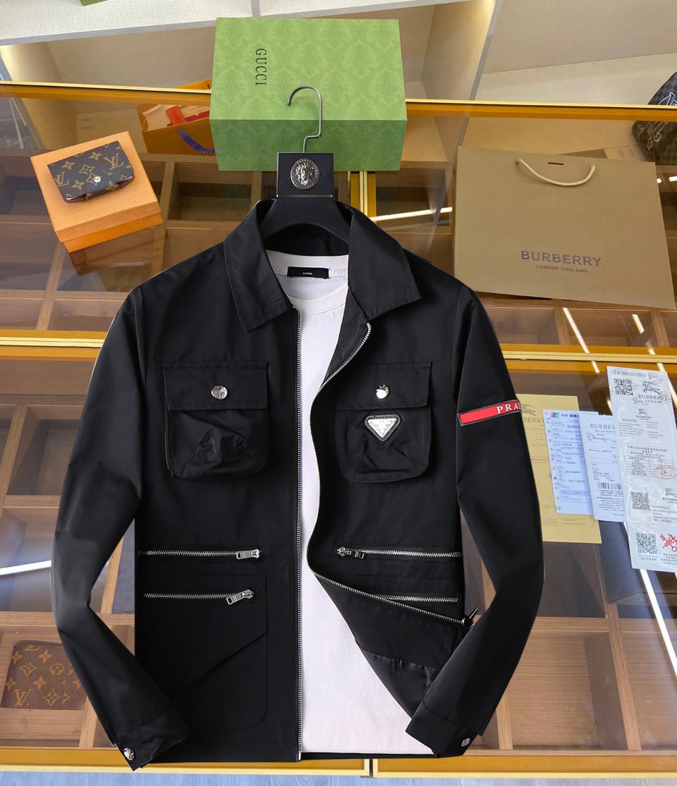 NO:519415,Prada's new spring jacket 2025, the new product on the show is perfect, comfortable and warm, the three standards have a complete color and full and attractive color, and the very outstanding design easily advances the sense of fashion, the workmanship is extremely exquisite and rigorous, and the wiring is neat and meticulous!  A masterpiece of a big-name designer!  The upper body doesn't look bloated and super handsome!  Spot code M ~ XXXL,,prada,jackets & coats,jackets & coats,alexander wang19860909普拉达 2025春季新款夹克外套,秀场新品品相非常完美,舒适保暖,三标齐全色泽饱满诱人,非常出彩的设计,轻松将时髦感进阶,做工极为考究严谨,走线工整细致！大牌设计师巨作！上身不显臃肿、超级帅气！现货码数M ～ XXXL,,prada,jackets & coats,jackets & coats,alexander wang,Men's clothing