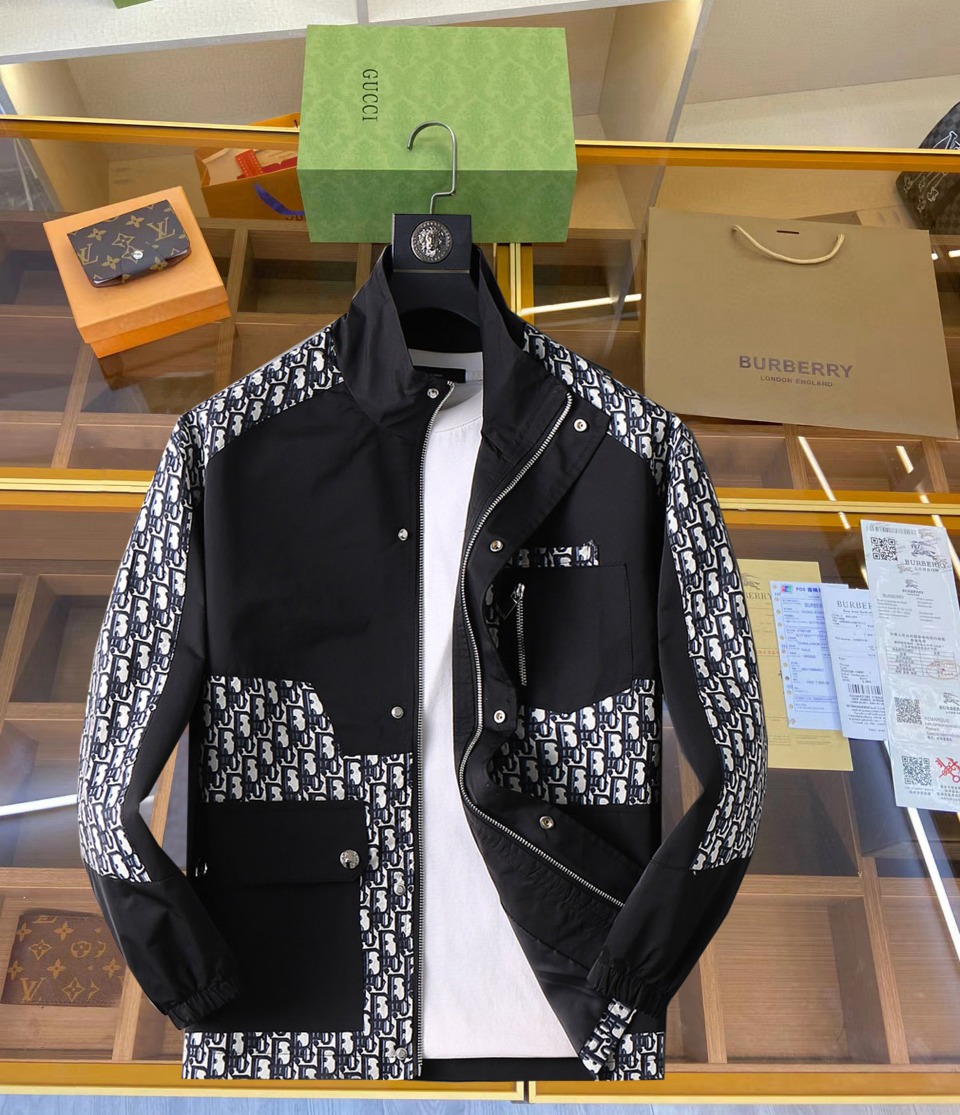 NO:519418,Dior 2025 spring new jacket jacket, the new product on the show is perfect, comfortable and warm, the three standards are complete in color and full and attractive, and the very outstanding design easily advances the sense of fashion, the workmanship is extremely exquisite and rigorous, and the wiring is neat and meticulous!  A masterpiece of a big-name designer!  The upper body doesn't look bloated and super handsome!  Spot code M ~ XXXL,,dior,jackets & coats,jackets & coats,alexander wang19860909迪奥 2025春季新款夹克外套,秀场新品品相非常完美,舒适保暖,三标齐全色泽饱满诱人,非常出彩的设计,轻松将时髦感进阶,做工极为考究严谨,走线工整细致！大牌设计师巨作！上身不显臃肿、超级帅气！现货码数M ～ XXXL,,dior,jackets & coats,jackets & coats,alexander wang,Men's clothing