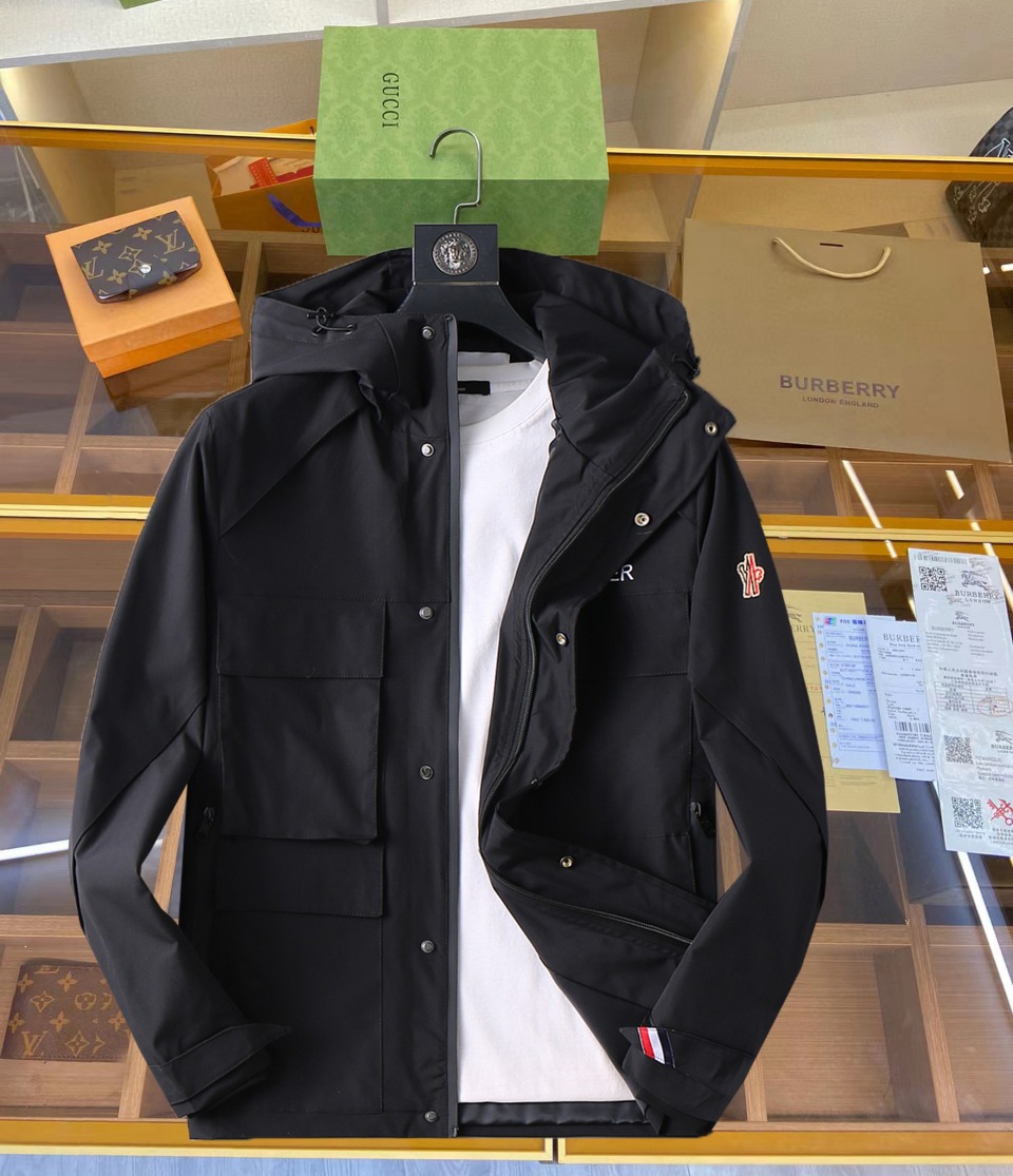 NO:519421,The new 2025 spring jacket, the new product on the show is perfect, comfortable and warm, the three-standard complete colors and full and attractive, and the very outstanding design easily advances the sense of fashion. The workmanship is extremely exquisite and rigorous, and the wiring is neat and meticulous!  A masterpiece of a big-name designer!  The upper body doesn't look bloated and super handsome!  Spot code M ~ XXXL,,Moncler,jackets & coats,jackets & coats,alexander wang19860909蒙口 2025春季新款夹克外套,秀场新品品相非常完美,舒适保暖,三标齐全色泽饱满诱人,非常出彩的设计,轻松将时髦感进阶,做工极为考究严谨,走线工整细致！大牌设计师巨作！上身不显臃肿、超级帅气！现货码数M ～ XXXL,,Moncler,jackets & coats,jackets & coats,alexander wang,Men's clothing