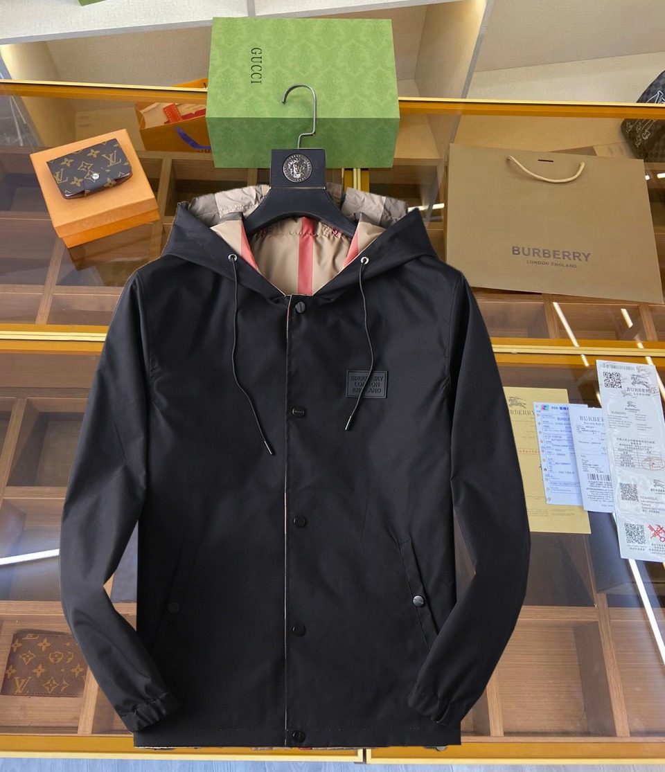 NO:519427,Burberry's new spring jacket for 2025, the new product on the show is perfect, comfortable and warm, the three-standard complete colors and full and attractive, and the very outstanding design easily advances the sense of fashion. The workmanship is extremely exquisite and rigorous, and the wiring is neat and meticulous!  A masterpiece of a big-name designer!  The upper body doesn't look bloated and super handsome!  Spot code M ~ XXXL,,burberry,jackets & coats,jackets & coats,alexander wang19860909巴宝莉 2025春季新款夹克外套,秀场新品品相非常完美,舒适保暖,三标齐全色泽饱满诱人,非常出彩的设计,轻松将时髦感进阶,做工极为考究严谨,走线工整细致！大牌设计师巨作！上身不显臃肿、超级帅气！现货码数M ～ XXXL,,burberry,jackets & coats,jackets & coats,alexander wang,Men's clothing