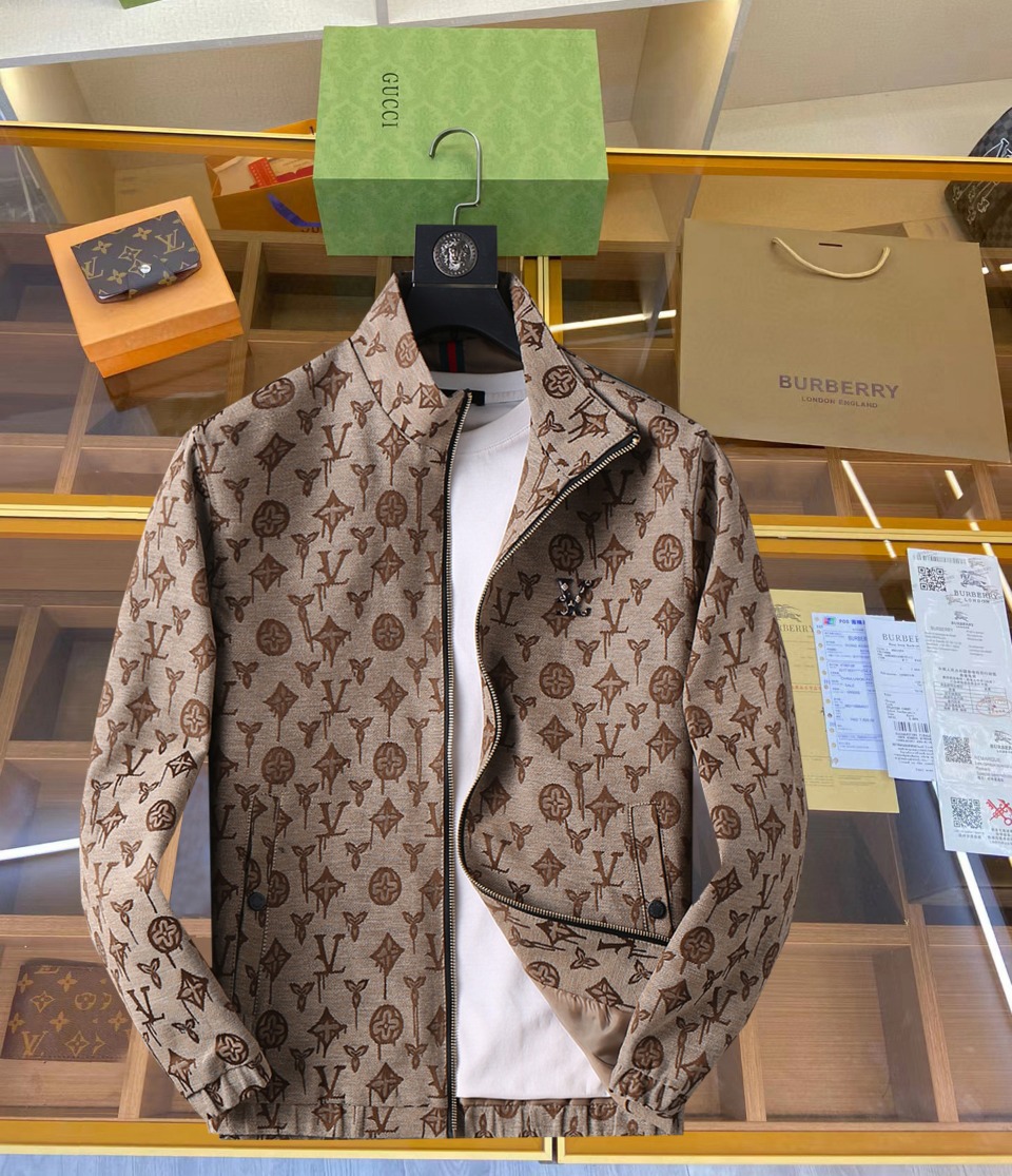NO:519433,Lv 2025 spring new jacket jacket, the new product on the show is perfect, comfortable and warm, the three standards are complete in color and full and attractive, and the very outstanding design easily advances the sense of fashion, the workmanship is extremely exquisite and rigorous, and the wiring is neat and meticulous!  A masterpiece of a big-name designer!  The upper body doesn't look bloated and super handsome!  Spot code M ~ XXXL,,louis vuitton,jackets & coats,jackets & coats,alexander wang19860909Lv 2025春季新款夹克外套,秀场新品品相非常完美,舒适保暖,三标齐全色泽饱满诱人,非常出彩的设计,轻松将时髦感进阶,做工极为考究严谨,走线工整细致！大牌设计师巨作！上身不显臃肿、超级帅气！现货码数M ～ XXXL,,louis vuitton,jackets & coats,jackets & coats,alexander wang,Men's clothing