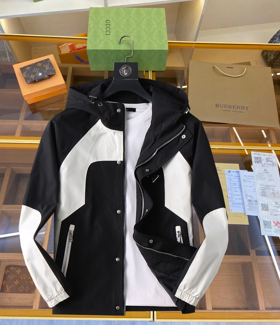 NO:519407,Prada's new spring jacket 2025, the new product on the show is perfect, comfortable and warm, the three standards have a complete color and full and attractive color, and the very outstanding design easily advances the sense of fashion, the workmanship is extremely exquisite and rigorous, and the wiring is neat and meticulous!  A masterpiece of a big-name designer!  The upper body doesn't look bloated and super handsome!  Spot code M ~ XXXL,,prada,jackets & coats,jackets & coats,alexander wang19860909普拉达 2025春季新款夹克外套,秀场新品品相非常完美,舒适保暖,三标齐全色泽饱满诱人,非常出彩的设计,轻松将时髦感进阶,做工极为考究严谨,走线工整细致！大牌设计师巨作！上身不显臃肿、超级帅气！现货码数M ～ XXXL,,prada,jackets & coats,jackets & coats,alexander wang,Men's clothing