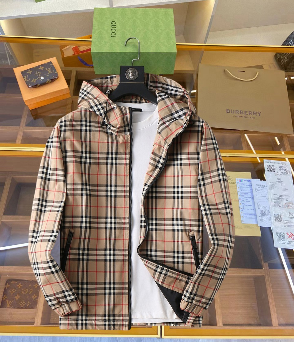 NO:519410,Burberry's new spring jacket 2025, the new product on the show is perfect, comfortable and warm, the three-standard complete colors and full and attractive, and the very outstanding design easily advances the sense of fashion. The workmanship is extremely exquisite and rigorous, and the wiring is neat and meticulous!  A masterpiece of a big-name designer!  The upper body doesn't look bloated and super handsome!  Spot code M ~ XXXL,,burberry,jackets & coats,jackets & coats,alexander wang19860909巴宝莉2025春季新款夹克外套,秀场新品品相非常完美,舒适保暖,三标齐全色泽饱满诱人,非常出彩的设计,轻松将时髦感进阶,做工极为考究严谨,走线工整细致！大牌设计师巨作！上身不显臃肿、超级帅气！现货码数M ～ XXXL,,burberry,jackets & coats,jackets & coats,alexander wang,Men's clothing