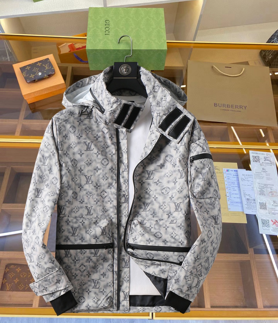 NO:519413,Lv 2025 spring new jacket jacket, the new product on the show is perfect, comfortable and warm, the three standards are complete in color and full and attractive, and the very outstanding design easily advances the sense of fashion, the workmanship is extremely exquisite and rigorous, and the wiring is neat and meticulous!  A masterpiece of a big-name designer!  The upper body doesn't look bloated and super handsome!  Spot code M ~ XXXL,,louis vuitton,jackets & coats,jackets & coats,alexander wang19860909Lv 2025春季新款夹克外套,秀场新品品相非常完美,舒适保暖,三标齐全色泽饱满诱人,非常出彩的设计,轻松将时髦感进阶,做工极为考究严谨,走线工整细致！大牌设计师巨作！上身不显臃肿、超级帅气！现货码数M ～ XXXL,,louis vuitton,jackets & coats,jackets & coats,alexander wang,Men's clothing