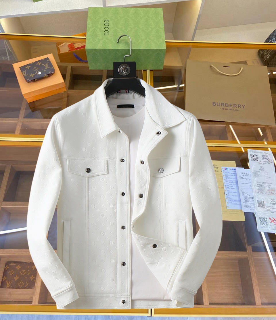 NO:519425,Lv 2025 spring new jacket jacket, the new product on the show is perfect, comfortable and warm, the three standards are complete in color and full and attractive, and the very outstanding design easily advances the sense of fashion, the workmanship is extremely exquisite and rigorous, and the wiring is neat and meticulous!  A masterpiece of a big-name designer!  The upper body doesn't look bloated and super handsome!  Spot code M ~ XXXL,,louis vuitton,jackets & coats,jackets & coats,alexander wang19860909Lv 2025春季新款夹克外套,秀场新品品相非常完美,舒适保暖,三标齐全色泽饱满诱人,非常出彩的设计,轻松将时髦感进阶,做工极为考究严谨,走线工整细致！大牌设计师巨作！上身不显臃肿、超级帅气！现货码数M ～ XXXL,,louis vuitton,jackets & coats,jackets & coats,alexander wang,Men's clothing