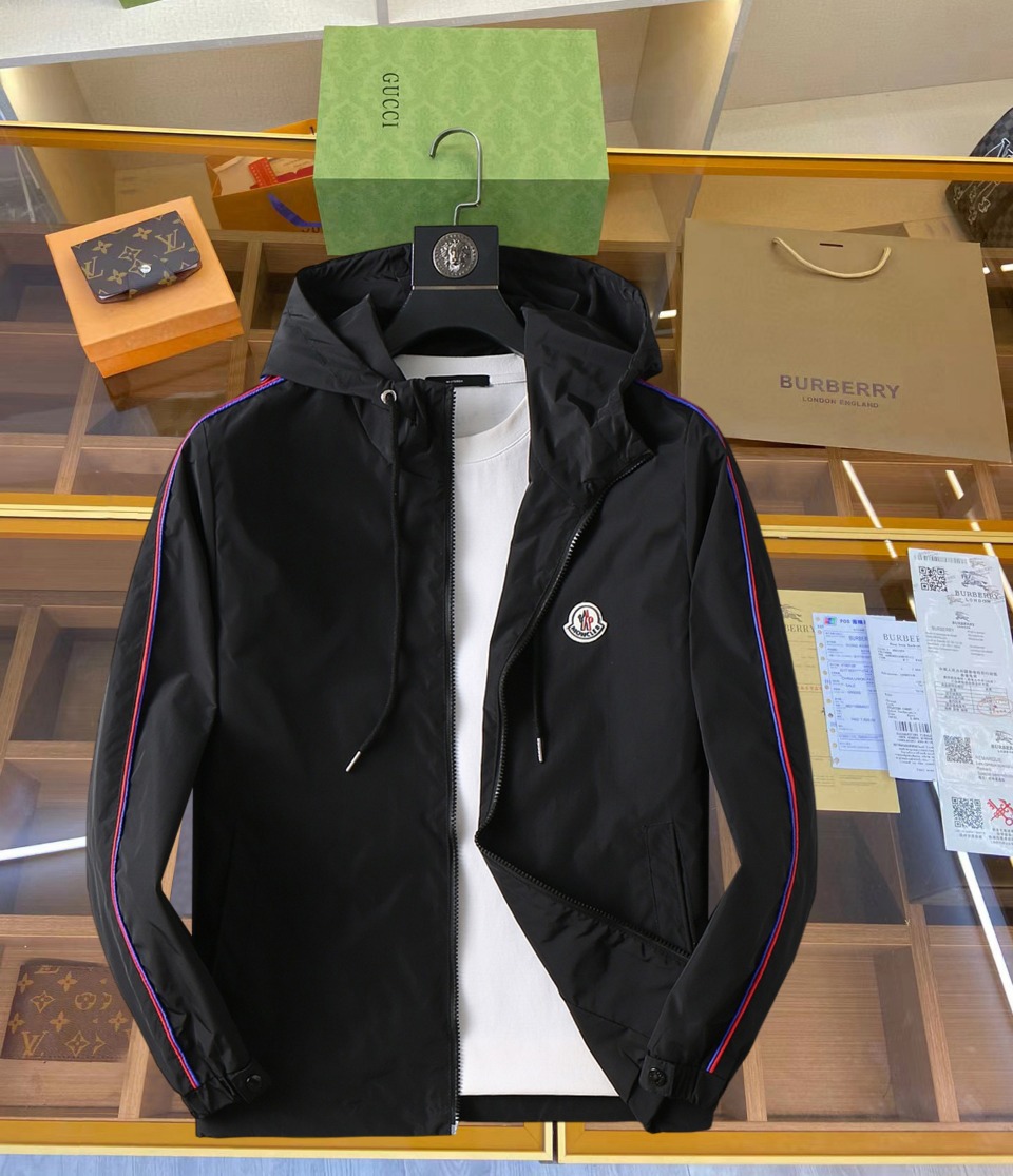 NO:519428,The new 2025 spring jacket, the new product on the show is perfect, comfortable and warm, the three-standard complete colors and full and attractive, and the very outstanding design easily advances the sense of fashion. The workmanship is extremely exquisite and rigorous, and the wiring is neat and meticulous!  A masterpiece of a big-name designer!  The upper body doesn't look bloated and super handsome!  Spot code M ~ XXXL,,Moncler,jackets & coats,jackets & coats,alexander wang19860909蒙口 2025春季新款夹克外套,秀场新品品相非常完美,舒适保暖,三标齐全色泽饱满诱人,非常出彩的设计,轻松将时髦感进阶,做工极为考究严谨,走线工整细致！大牌设计师巨作！上身不显臃肿、超级帅气！现货码数M ～ XXXL,,Moncler,jackets & coats,jackets & coats,alexander wang,Men's clothing