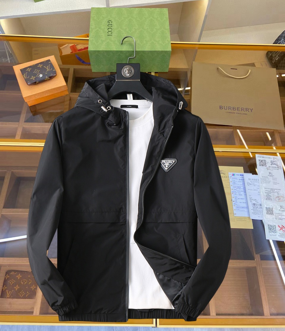 NO:519431,Prada's new spring jacket 2025, the new product on the show is perfect, comfortable and warm, the three-standard complete colors and full and attractive, and the very outstanding design easily advances the sense of fashion. The workmanship is extremely exquisite and rigorous, and the wiring is neat and meticulous!  A masterpiece of a big-name designer!  The upper body doesn't look bloated and super handsome!  Spot code M ~ XXXL,,prada,jackets & coats,jackets & coats,alexander wang19860909普拉达 2025春季新款夹克外套,秀场新品品相非常完美,舒适保暖,三标齐全色泽饱满诱人,非常出彩的设计,轻松将时髦感进阶,做工极为考究严谨,走线工整细致！大牌设计师巨作！上身不显臃肿、超级帅气！现货码数M ～ XXXL,,prada,jackets & coats,jackets & coats,alexander wang,Men's clothing