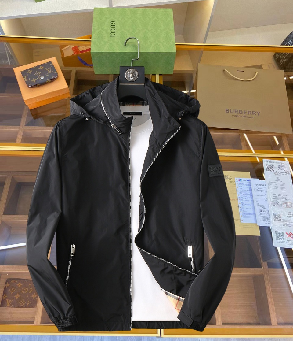 NO:519434,Burberry's new spring jacket for 2025, the new product on the show is perfect, comfortable and warm, the three-standard complete colors and full and attractive, and the very outstanding design easily advances the sense of fashion. The workmanship is extremely exquisite and rigorous, and the wiring is neat and meticulous!  A masterpiece of a big-name designer!  The upper body doesn't look bloated and super handsome!  Spot code M ~ XXXL,,burberry,jackets & coats,jackets & coats,alexander wang19860909巴宝莉 2025春季新款夹克外套,秀场新品品相非常完美,舒适保暖,三标齐全色泽饱满诱人,非常出彩的设计,轻松将时髦感进阶,做工极为考究严谨,走线工整细致！大牌设计师巨作！上身不显臃肿、超级帅气！现货码数M ～ XXXL,,burberry,jackets & coats,jackets & coats,alexander wang,Men's clothing