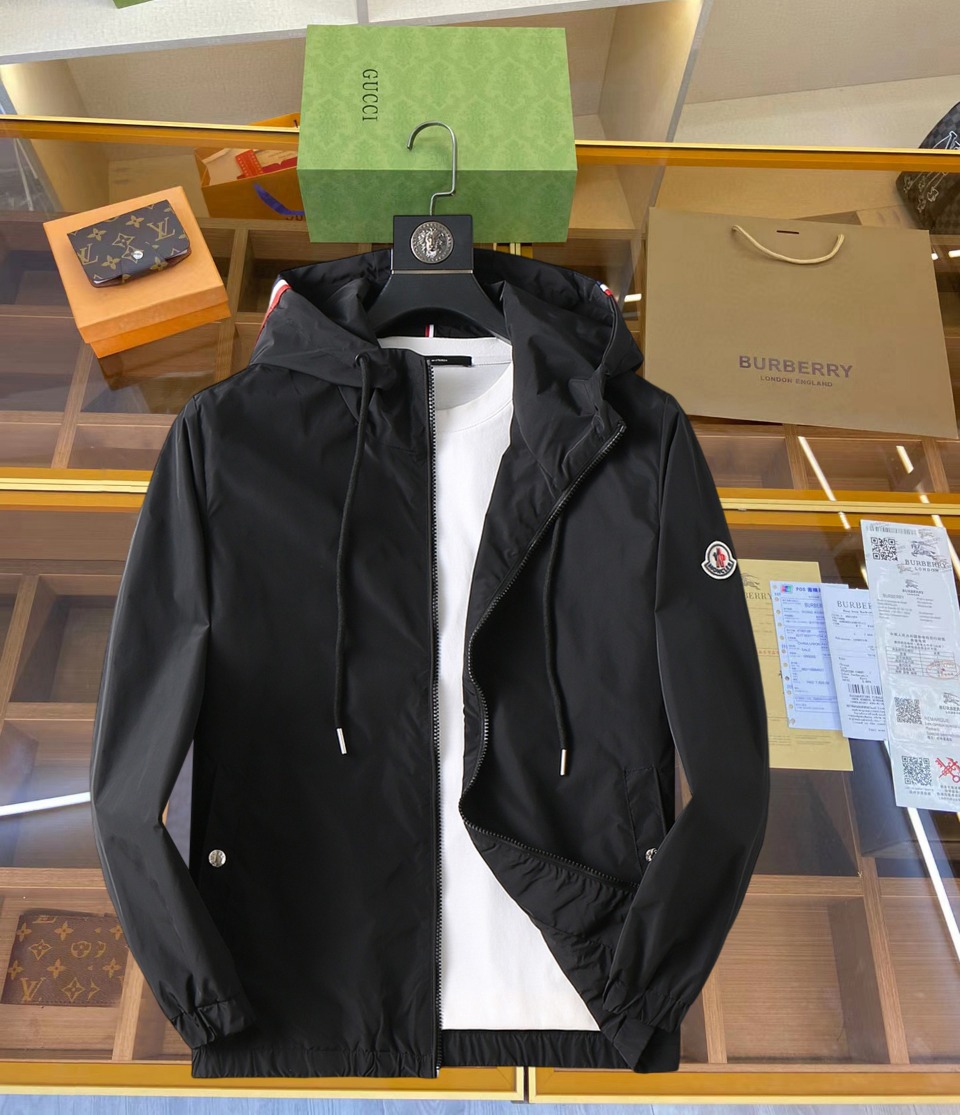 NO:519414,The new 2025 spring jacket, the new product on the show is perfect, comfortable and warm, the three-standard complete colors and full and attractive, and the very outstanding design easily advances the sense of fashion. The workmanship is extremely exquisite and rigorous, and the wiring is neat and meticulous!  A masterpiece of a big-name designer!  The upper body doesn't look bloated and super handsome!  Spot code M ~ XXXL,,Moncler,jackets & coats,jackets & coats,alexander wang19860909蒙口 2025春季新款夹克外套,秀场新品品相非常完美,舒适保暖,三标齐全色泽饱满诱人,非常出彩的设计,轻松将时髦感进阶,做工极为考究严谨,走线工整细致！大牌设计师巨作！上身不显臃肿、超级帅气！现货码数M ～ XXXL,,Moncler,jackets & coats,jackets & coats,alexander wang,Men's clothing