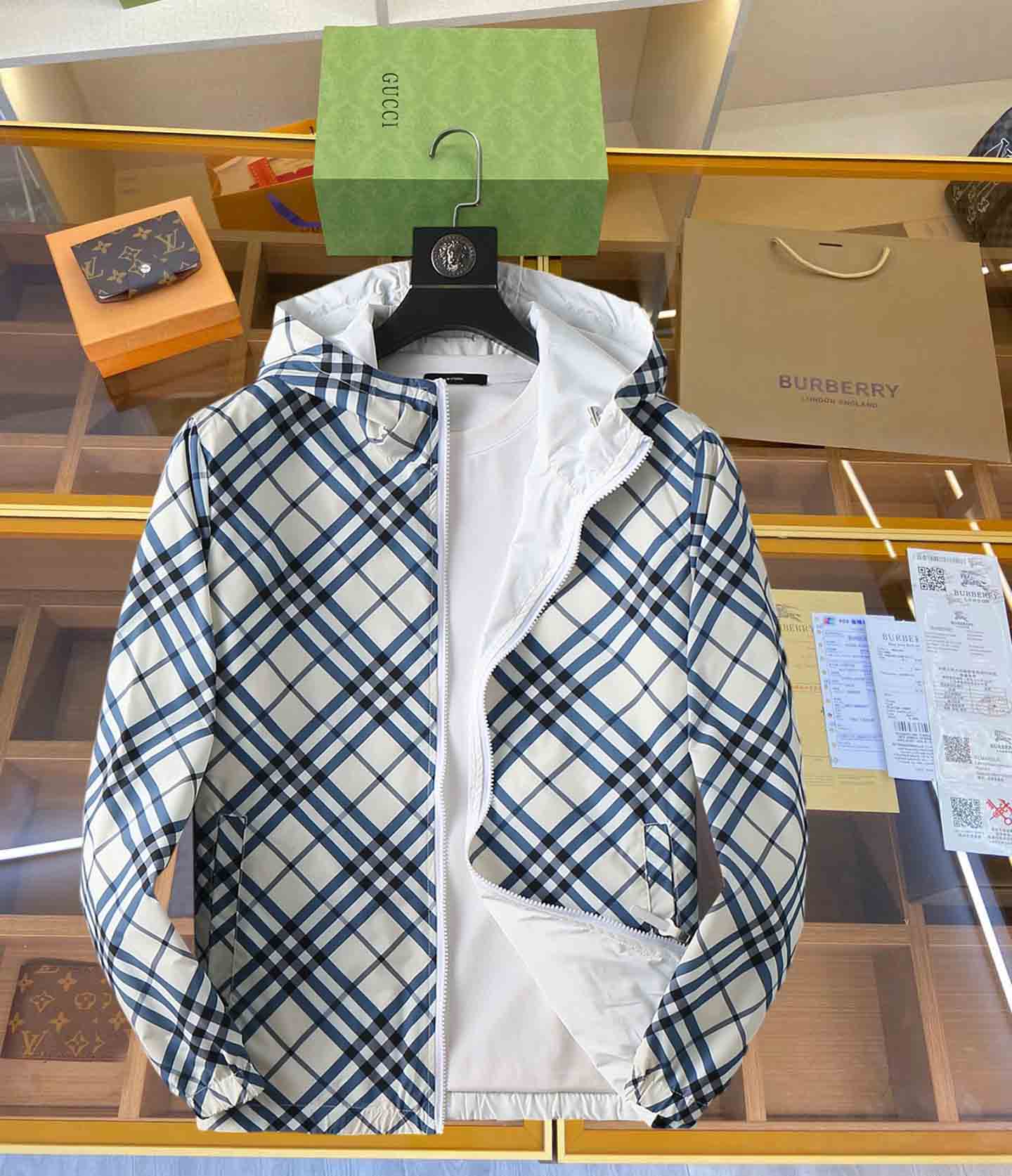 NO:519411,Burberry's new spring jacket for 2025, the new product on the show is perfect, comfortable and warm, the three-standard complete colors and full and attractive, and the very outstanding design easily advances the sense of fashion. The workmanship is extremely exquisite and rigorous, and the wiring is neat and meticulous!  A masterpiece of a big-name designer!  The upper body doesn't look bloated and super handsome!  Spot code M ~ XXXL,,burberry,jackets & coats,jackets & coats,alexander wang19860909巴宝莉 2025春季新款夹克外套,秀场新品品相非常完美,舒适保暖,三标齐全色泽饱满诱人,非常出彩的设计,轻松将时髦感进阶,做工极为考究严谨,走线工整细致！大牌设计师巨作！上身不显臃肿、超级帅气！现货码数M ～ XXXL,,burberry,jackets & coats,jackets & coats,alexander wang,Men's clothing