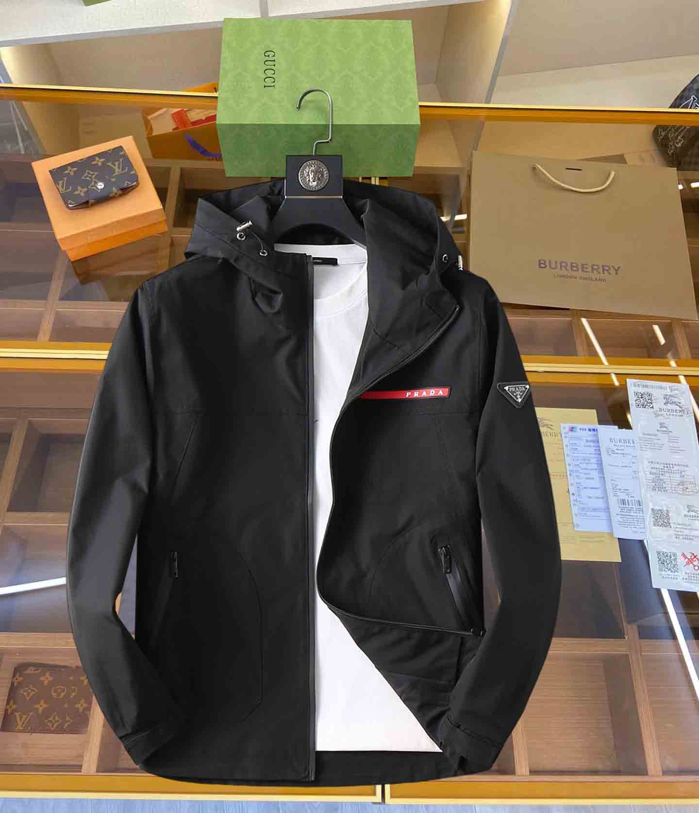 NO:519417,Prada's new spring jacket 2025, the new product on the show is perfect, comfortable and warm, the three-standard complete colors and full and attractive, and the very outstanding design easily advances the sense of fashion. The workmanship is extremely exquisite and rigorous, and the wiring is neat and meticulous!  A masterpiece of a big-name designer!  The upper body doesn't look bloated and super handsome!  Spot code M ~ XXXL,,prada,jackets & coats,jackets & coats,alexander wang19860909普拉达 2025春季新款夹克外套,秀场新品品相非常完美,舒适保暖,三标齐全色泽饱满诱人,非常出彩的设计,轻松将时髦感进阶,做工极为考究严谨,走线工整细致！大牌设计师巨作！上身不显臃肿、超级帅气！现货码数M ～ XXXL,,prada,jackets & coats,jackets & coats,alexander wang,Men's clothing