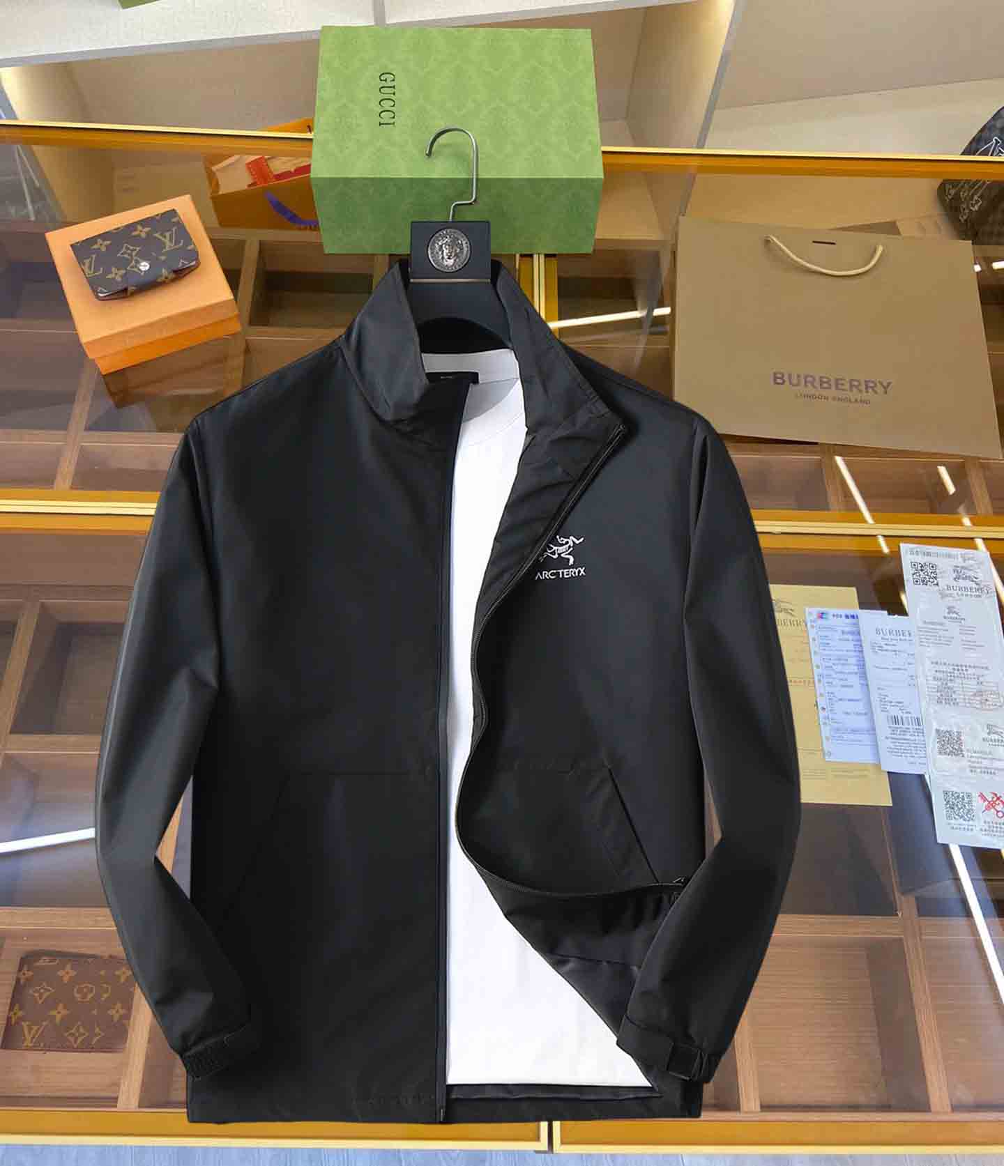 NO:519423,Archaeopteryx 2025 spring new jacket jacket, the new product on the show is perfect, comfortable and warm, the three standards are complete in color and full and attractive, and the very outstanding design easily advances the sense of fashion. The workmanship is extremely exquisite and rigorous, and the wiring is neat and meticulous!  A masterpiece of a big-name designer!  The upper body doesn't look bloated and super handsome!  Spot code M ~ XXXL,arc'teryx,jackets & coats,jackets & coats,alexander wang19860909始祖鸟2025春季新款夹克外套,秀场新品品相非常完美,舒适保暖,三标齐全色泽饱满诱人,非常出彩的设计,轻松将时髦感进阶,做工极为考究严谨,走线工整细致！大牌设计师巨作！上身不显臃肿、超级帅气！现货码数M ～ XXXL,arc'teryx,jackets & coats,jackets & coats,alexander wang,Men's clothing
