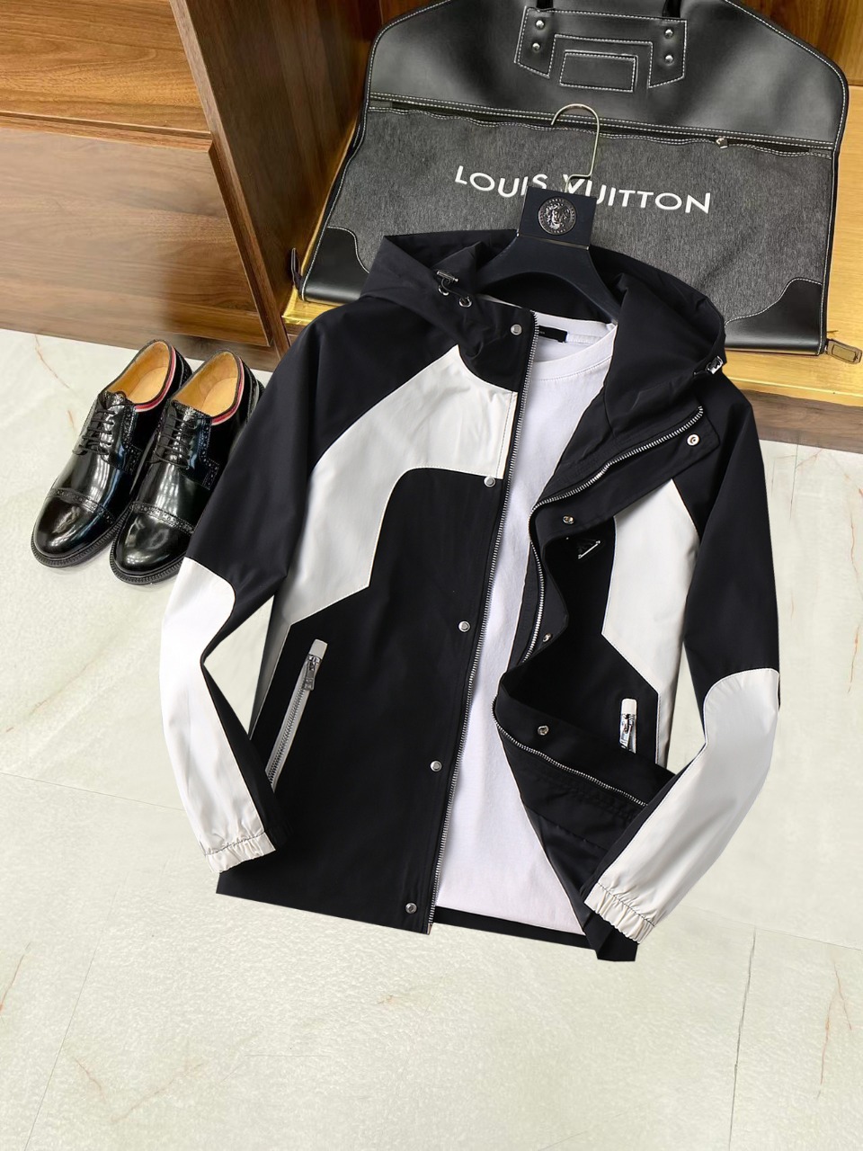 NO:537987,Prada 2025 autumn new style original single men's hooded windbreaker jacket jacket sold simultaneously on the official website. Hot version, high-version, fashionable and versatile, chest embroidered triangle logo design, original imported polyester fiber memory fabric, soft and delicate, comfortable upper body, customer-supplied original imported engraving hardware accessories, the OEM factory made the lines smooth, the craftsmanship is exquisite, the style is superb, the casual matching is very fashionable and handsome, and highly recommended!  Counter size M-3XL (maximum size can wear about 200 kilograms. Please report your height and weight to place an order), prada, jackets & coats, jackets & coats, hats, alexander wang19860909普拉达 2025秋季新款原单男士连帽风衣夹克外套 官网同步售卖 爆款 高版本 时尚百搭 胸前绣三角logo标设计 采用原版进口聚酯纤维记忆面料手感柔软细腻 上身舒适 客供原版进口刻字五金辅料配件,代工厂精细做线条流畅,工艺精致,版型超赞,随意搭配都非常时尚帅气强烈推荐哦！专柜尺码M-3XL（最大码可穿200斤左右 下单请报身高体重),,prada,jackets & coats,jackets & coats,hats,alexander wang,Men's clothing