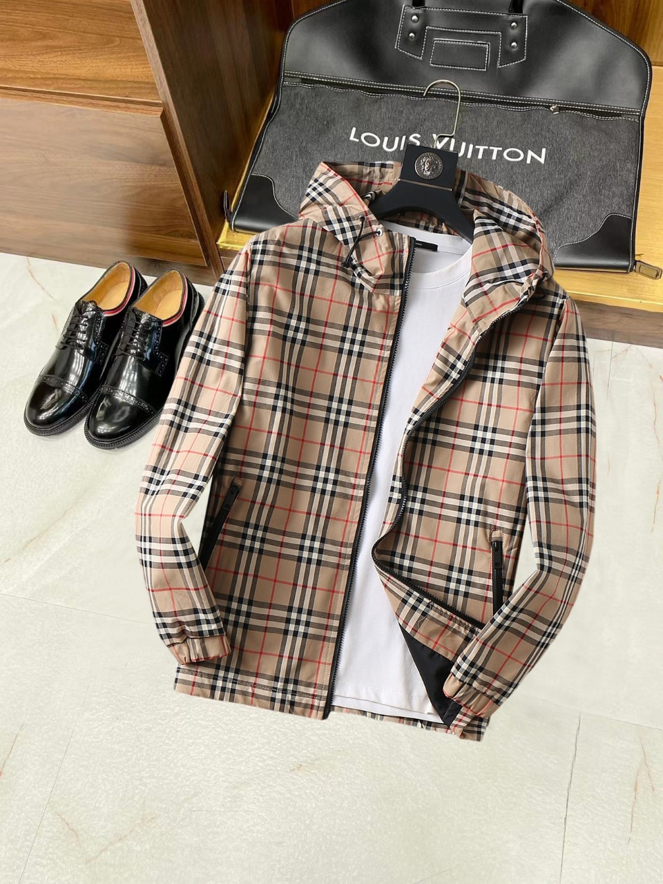 NO:537989,Burberry 2025 autumn new original single men's hooded windbreaker jacket jacket sold simultaneously on the official website. Hot version, high-version, fashionable and versatile, chest embroidered triangle logo design, original imported polyester fiber memory fabric, soft and delicate, comfortable upper body, customer-supplied original imported engraving hardware accessories, the OEM factory made the fine lines smooth, the craftsmanship is exquisite, the style is superb, and the random matching is very fashionable and handsome, and highly recommended!  Counter size M-3XL (maximum size can wear about 200 kilograms. Please report your height and weight to place an order), burberry, jackets & coats, jackets & coats, hats, alexander wang19860909巴宝莉 2025秋季新款原单男士连帽风衣夹克外套 官网同步售卖 爆款 高版本 时尚百搭 胸前绣三角logo标设计 采用原版进口聚酯纤维记忆面料手感柔软细腻 上身舒适 客供原版进口刻字五金辅料配件,代工厂精细做线条流畅,工艺精致,版型超赞,随意搭配都非常时尚帅气强烈推荐哦！专柜尺码M-3XL（最大码可穿200斤左右 下单请报身高体重),,burberry,jackets & coats,jackets & coats,hats,alexander wang,Men's clothing