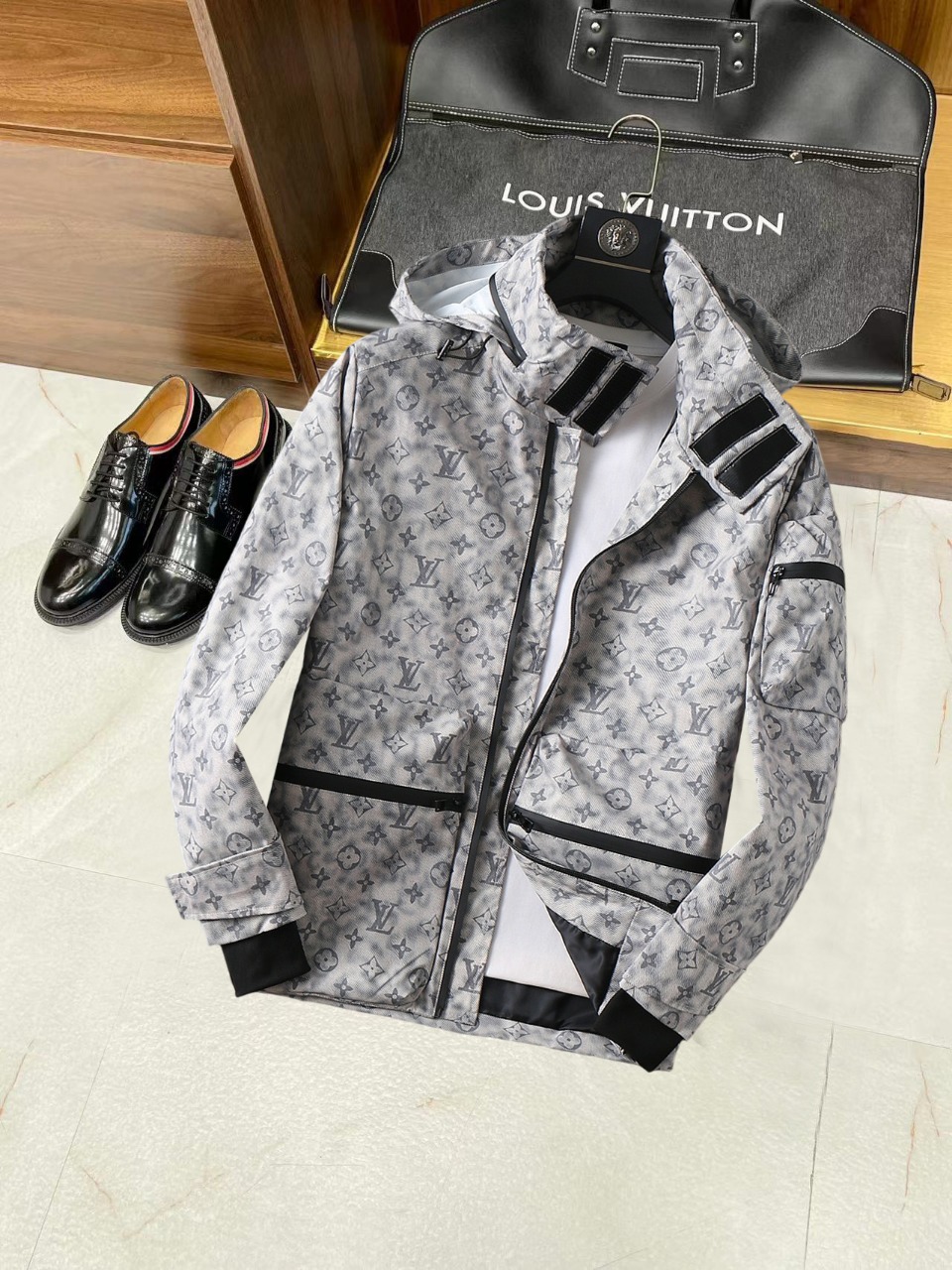 NO:537991,Lv2025 autumn new style original single men's hooded windbreaker jacket is sold simultaneously on the official website. Hot version, high-version, fashionable and versatile, chest embroidered triangle logo design, original imported polyester fiber memory fabric, soft and delicate, comfortable upper body, customer-supplied original imported engraving hardware accessories, OEM factory made the lines smooth, exquisite craftsmanship, excellent style, and casual matching, very fashionable and handsome, highly recommended!  Counter size M-3XL (maximum size can wear about 200 kilograms. Please report your height and weight by placing an order), louis vuitton, jackets & coats, jackets & coats, hats, alexander wang19860909Lv2025秋季新款原单男士连帽风衣夹克外套 官网同步售卖 爆款 高版本 时尚百搭 胸前绣三角logo标设计 采用原版进口聚酯纤维记忆面料手感柔软细腻 上身舒适 客供原版进口刻字五金辅料配件,代工厂精细做线条流畅,工艺精致,版型超赞,随意搭配都非常时尚帅气强烈推荐哦！专柜尺码M-3XL（最大码可穿200斤左右 下单请报身高体重),,louis vuitton,jackets & coats,jackets & coats,hats,alexander wang,Men's clothing