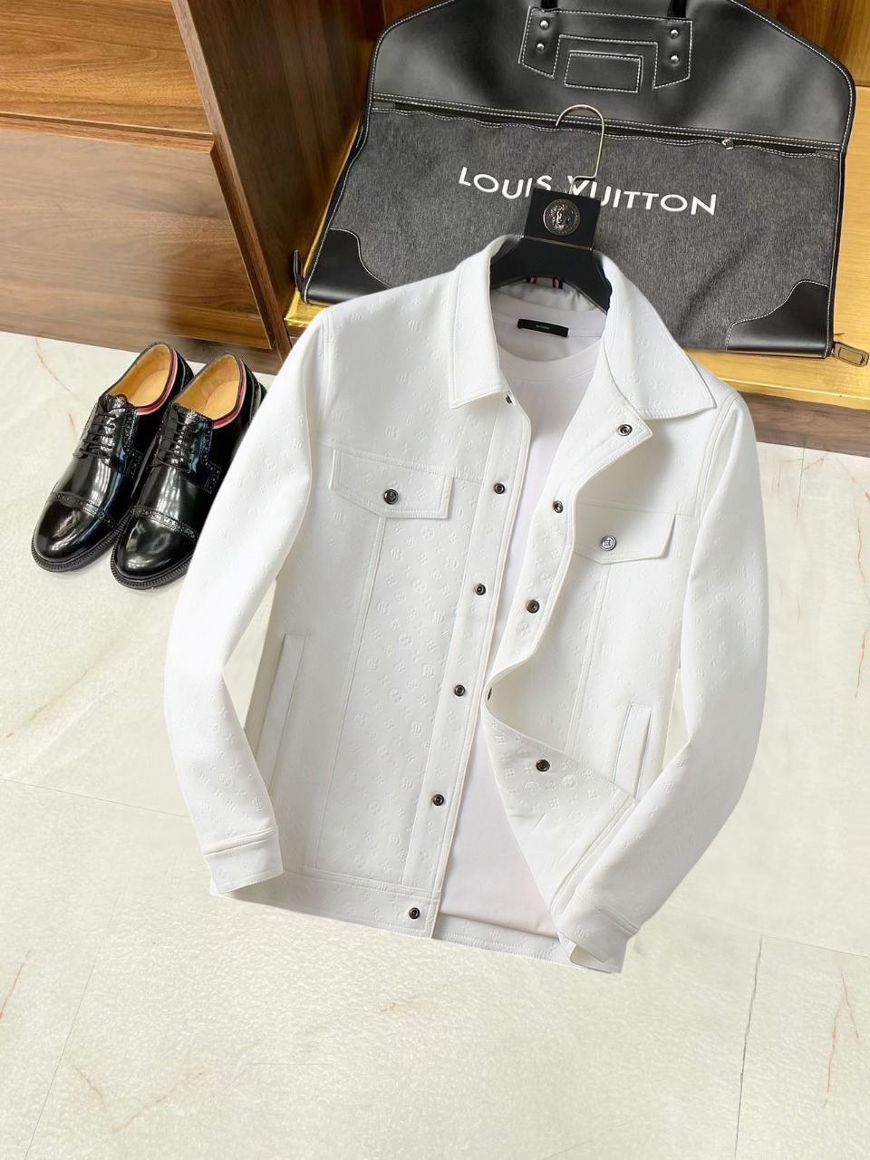 NO:537997,Lv 2025 autumn new style original single men's hooded windbreaker jacket jacket sold simultaneously on the official website. Hot version, high-version, fashionable and versatile, chest embroidered triangle logo design, original imported polyester fiber memory fabric, soft and delicate, comfortable upper body, customer-supplied original imported engraving hardware accessories, OEM factory made the lines smooth, exquisite craftsmanship, excellent style, and casual matching, very fashionable and handsome, highly recommended!  Counter size M-3XL (maximum size can wear about 200 kilograms. Please report your height and weight by placing an order), louis vuitton, jackets & coats, jackets & coats, hats, alexander wang19860909Lv 2025秋季新款原单男士连帽风衣夹克外套 官网同步售卖 爆款 高版本 时尚百搭 胸前绣三角logo标设计 采用原版进口聚酯纤维记忆面料手感柔软细腻 上身舒适 客供原版进口刻字五金辅料配件,代工厂精细做线条流畅,工艺精致,版型超赞,随意搭配都非常时尚帅气强烈推荐哦！专柜尺码M-3XL（最大码可穿200斤左右 下单请报身高体重),,louis vuitton,jackets & coats,jackets & coats,hats,alexander wang,Men's clothing