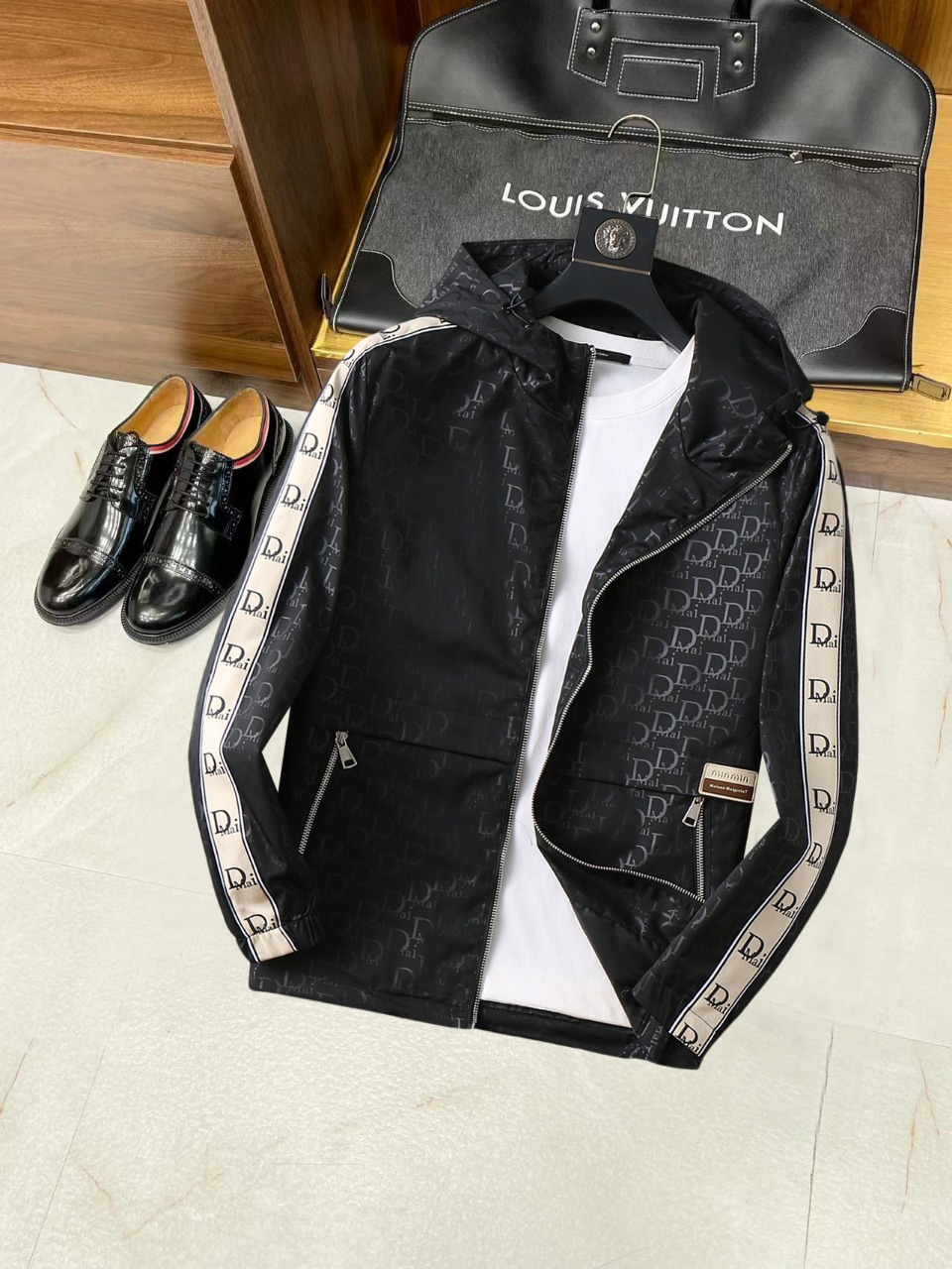 NO:537999,Dior 2025 autumn new original single men's hooded windbreaker jacket jacket sold simultaneously on the official website. Hot version, high-version, fashionable and versatile, chest embroidered triangle logo design, original imported polyester fiber memory fabric, soft and delicate, comfortable upper body, customer-supplied original imported engraving hardware accessories, the OEM factory made the fine lines smooth, the craftsmanship is exquisite, the style is superb, and the random matching is very fashionable and handsome, and highly recommended!  Counter size M-3XL (maximum size can wear about 200 kilograms. Please report your height and weight to place an order), dior, jackets & coats, jackets & coats, hats, alexander wang19860909迪奥 2025秋季新款原单男士连帽风衣夹克外套 官网同步售卖 爆款 高版本 时尚百搭 胸前绣三角logo标设计 采用原版进口聚酯纤维记忆面料手感柔软细腻 上身舒适 客供原版进口刻字五金辅料配件,代工厂精细做线条流畅,工艺精致,版型超赞,随意搭配都非常时尚帅气强烈推荐哦！专柜尺码M-3XL（最大码可穿200斤左右 下单请报身高体重),,dior,jackets & coats,jackets & coats,hats,alexander wang,Men's clothing