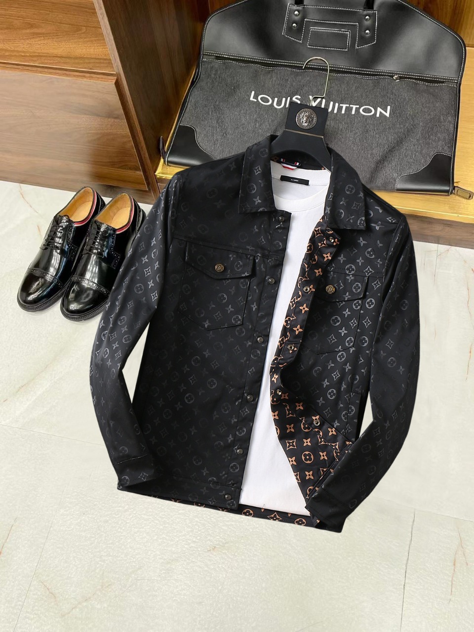 NO:537988,LV 2025 autumn new style original single men's hooded windbreaker jacket is sold simultaneously on the official website. Hot version, high-version, fashionable and versatile, chest embroidered triangle logo design, original imported polyester fiber memory fabric, soft and delicate, comfortable upper body, customer-supplied original imported engraving hardware accessories, the OEM factory made the fine lines, exquisite craftsmanship, excellent style, and the random matching is very fashionable and handsome, highly recommended!  Counter size M-3XL (maximum size can wear about 200 kilograms. Please report your height and weight by placing an order), louis vuitton, jackets & coats, jackets & coats, hats, alexander wang19860909LV 2025秋季新款原单男士连帽风衣夹克外套 官网同步售卖 爆款 高版本 时尚百搭 胸前绣三角logo标设计 采用原版进口聚酯纤维记忆面料手感柔软细腻 上身舒适 客供原版进口刻字五金辅料配件,代工厂精细做线条流畅,工艺精致,版型超赞,随意搭配都非常时尚帅气强烈推荐哦！专柜尺码M-3XL（最大码可穿200斤左右 下单请报身高体重),,louis vuitton,jackets & coats,jackets & coats,hats,alexander wang,Men's clothing