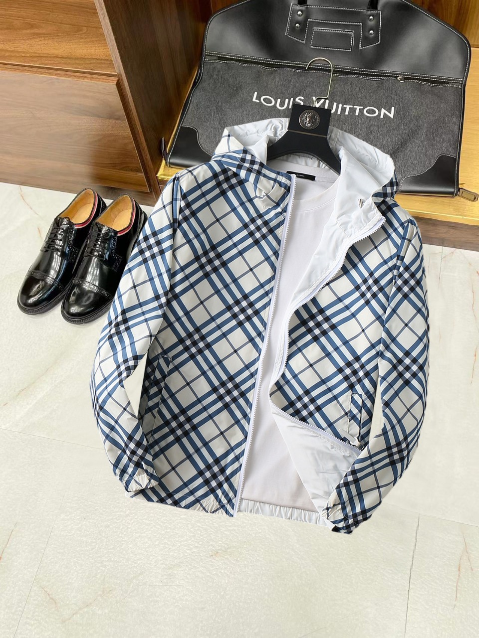 NO:537990,Burberry 2025 autumn new original single men's hooded windbreaker jacket jacket sold simultaneously on the official website. Hot version, high-version, fashionable and versatile, chest embroidered triangle logo design, original imported polyester fiber memory fabric, soft and delicate, comfortable upper body, customer-supplied original imported engraving hardware accessories, the OEM factory made the fine lines smooth, the craftsmanship is exquisite, the style is superb, and the random matching is very fashionable and handsome, and highly recommended!  Counter size M-3XL (maximum size can wear about 200 kilograms. Please report your height and weight to place an order), burberry, jackets & coats, jackets & coats, hats, alexander wang19860909巴宝莉 2025秋季新款原单男士连帽风衣夹克外套 官网同步售卖 爆款 高版本 时尚百搭 胸前绣三角logo标设计 采用原版进口聚酯纤维记忆面料手感柔软细腻 上身舒适 客供原版进口刻字五金辅料配件,代工厂精细做线条流畅,工艺精致,版型超赞,随意搭配都非常时尚帅气强烈推荐哦！专柜尺码M-3XL（最大码可穿200斤左右 下单请报身高体重),,burberry,jackets & coats,jackets & coats,hats,alexander wang,Men's clothing