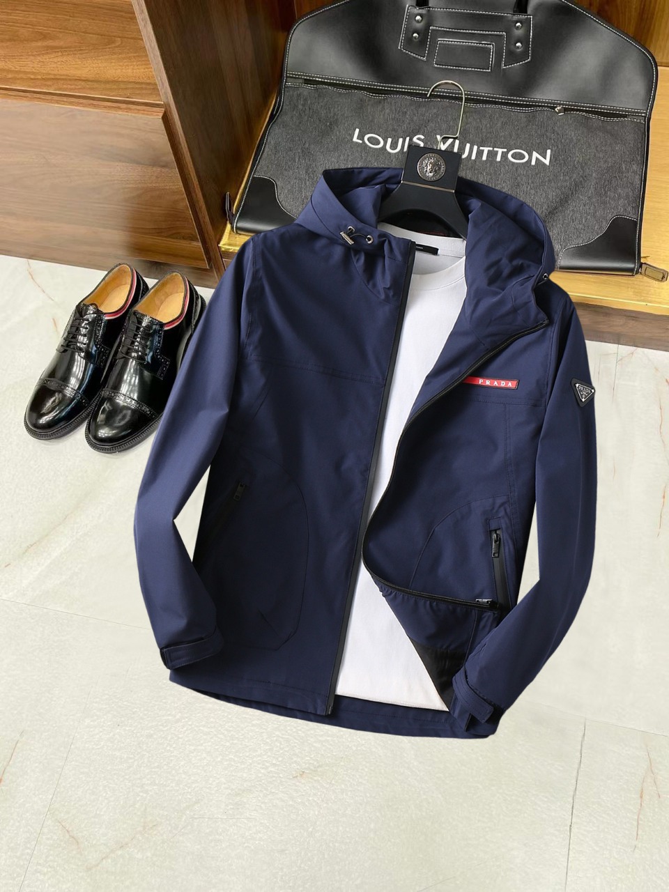 NO:537994,Prada 2025 autumn new style original single men's hooded windbreaker jacket jacket sold simultaneously on the official website. Hot version, high-version, fashionable and versatile, chest embroidered triangle logo design, original imported polyester fiber memory fabric, soft and delicate, comfortable upper body, customer-supplied original imported engraving hardware accessories, the OEM factory made the lines smooth, the craftsmanship is exquisite, the style is superb, the casual matching is very fashionable and handsome, and highly recommended!  Counter size M-3XL (maximum size can wear about 200 kilograms. Please report your height and weight to place an order), prada, jackets & coats, jackets & coats, hats, alexander wang19860909普拉达 2025秋季新款原单男士连帽风衣夹克外套 官网同步售卖 爆款 高版本 时尚百搭 胸前绣三角logo标设计 采用原版进口聚酯纤维记忆面料手感柔软细腻 上身舒适 客供原版进口刻字五金辅料配件,代工厂精细做线条流畅,工艺精致,版型超赞,随意搭配都非常时尚帅气强烈推荐哦！专柜尺码M-3XL（最大码可穿200斤左右 下单请报身高体重),,prada,jackets & coats,jackets & coats,hats,alexander wang,Men's clothing