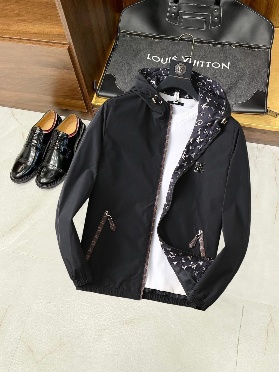 NO:537996,Lv 2025 autumn new style original single men's hooded windbreaker jacket jacket sold simultaneously on the official website. Hot version, high-version, fashionable and versatile, chest embroidered triangle logo design, original imported polyester fiber memory fabric, soft and delicate, comfortable upper body, customer-supplied original imported engraving hardware accessories, OEM factory made the lines smooth, exquisite craftsmanship, excellent style, and casual matching, very fashionable and handsome, highly recommended!  Counter size M-3XL (maximum size can wear about 200 kilograms. Please report your height and weight by placing an order), louis vuitton, jackets & coats, jackets & coats, hats, alexander wang19860909Lv 2025秋季新款原单男士连帽风衣夹克外套 官网同步售卖 爆款 高版本 时尚百搭 胸前绣三角logo标设计 采用原版进口聚酯纤维记忆面料手感柔软细腻 上身舒适 客供原版进口刻字五金辅料配件,代工厂精细做线条流畅,工艺精致,版型超赞,随意搭配都非常时尚帅气强烈推荐哦！专柜尺码M-3XL（最大码可穿200斤左右 下单请报身高体重),,louis vuitton,jackets & coats,jackets & coats,hats,alexander wang,Men's clothing